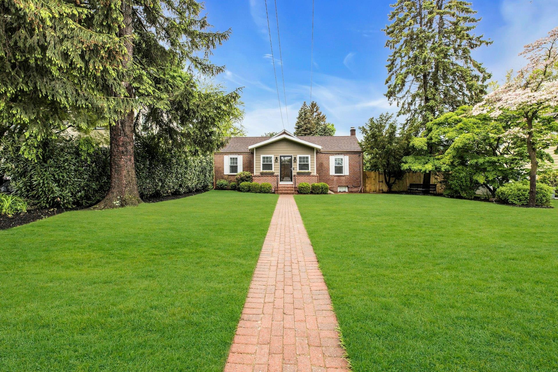 #1 photo, 31 Johnston Street, Locust Valley , NY 11560