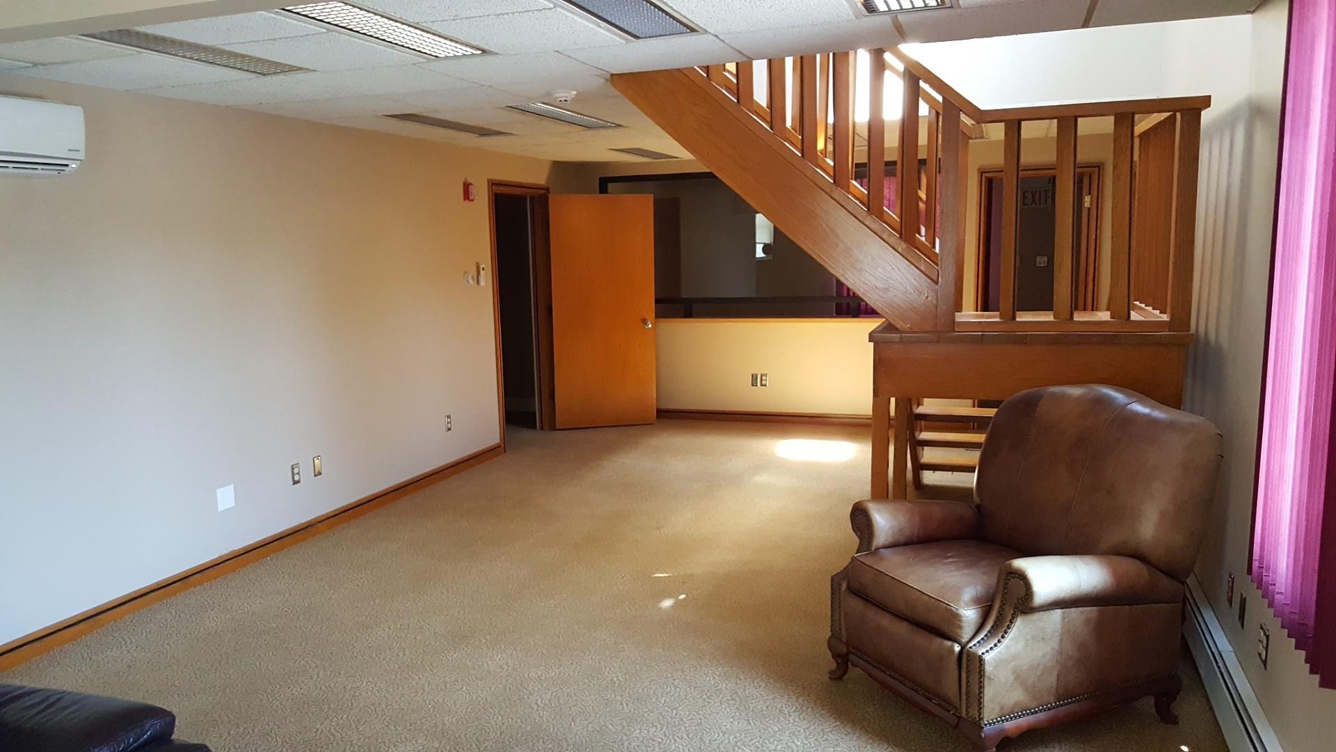 #3 photo, 103-105 Carleton Avenue, サフォーク郡 East Islip , NY 11730