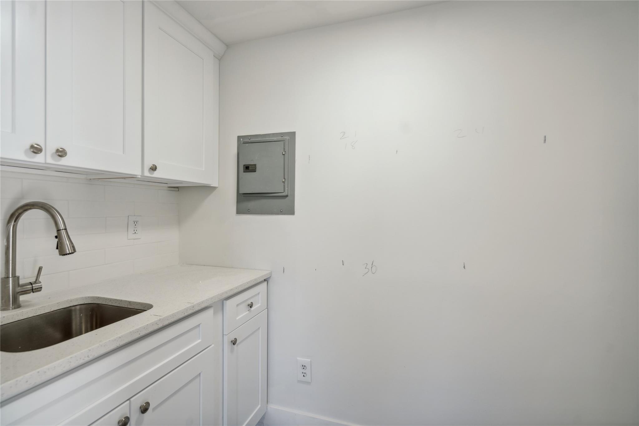 #3 photo, 675 Walt Whitman Road, サフォーク郡 Melville , NY 11747