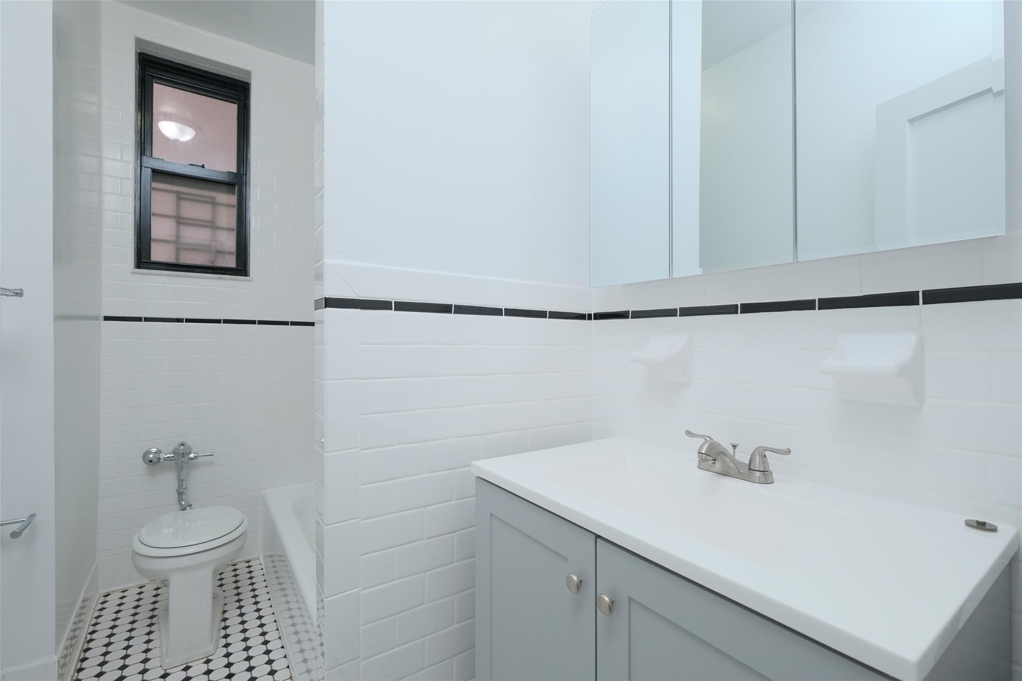 #8 photo, 340 E Mosholu Parkway, ブロンクス区 Bronx , NY 10458