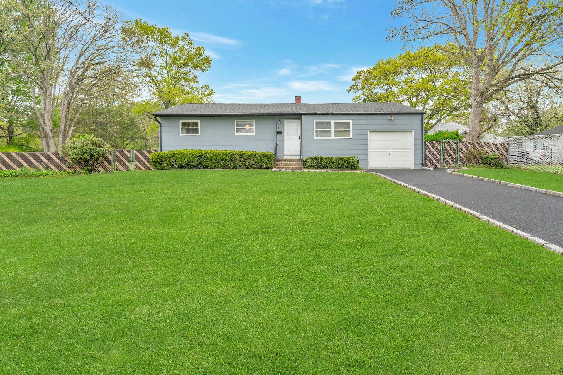 #1 photo, 7 Glenn Court, সাফোক কাউন্টি Brentwood , NY 11717