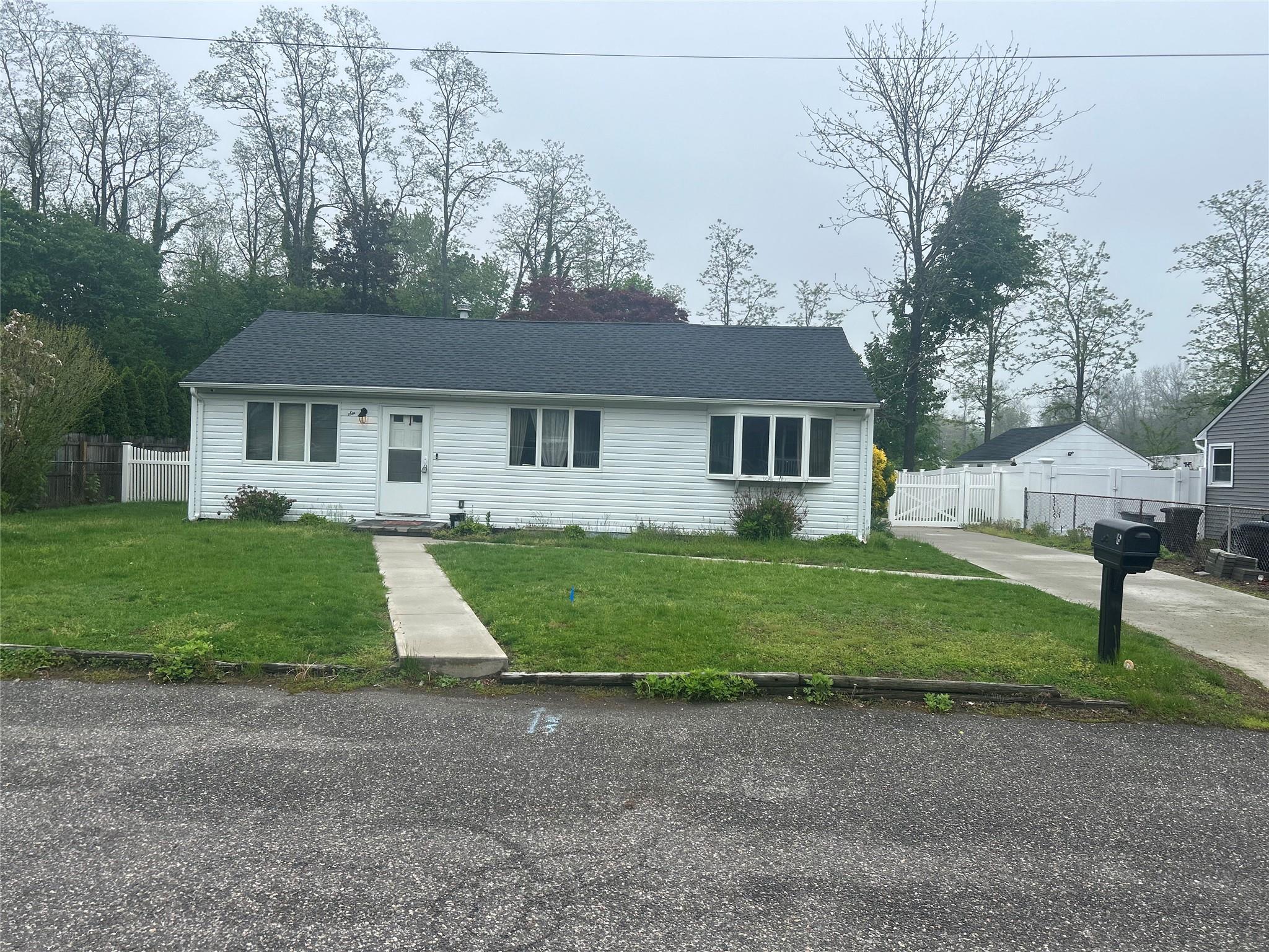 #1 photo, 6 Helen Street, 東長島 Centereach , NY 11720