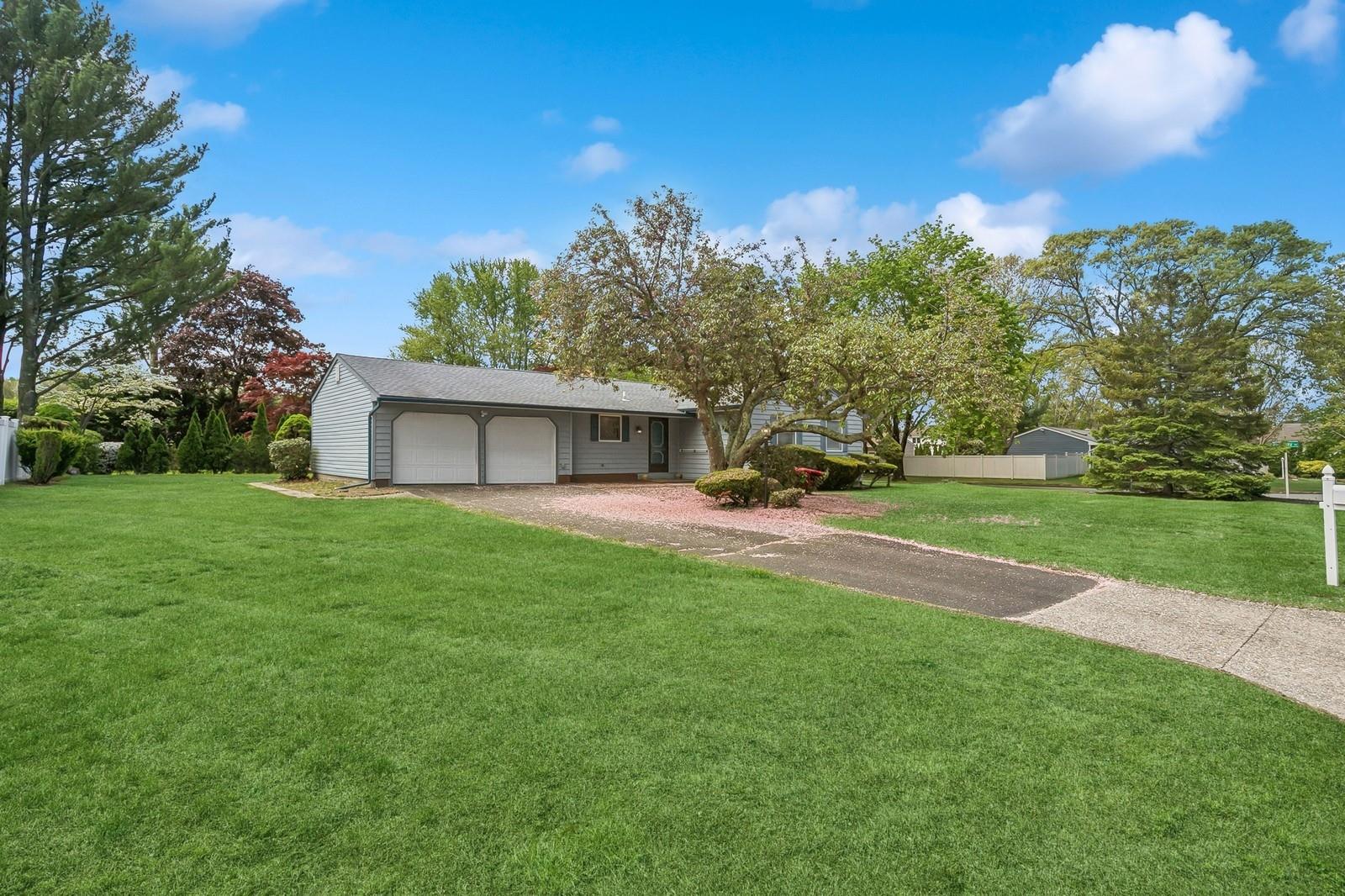 #1 photo, 30 Milburn Road, سوفولك South Setauket , NY 11720