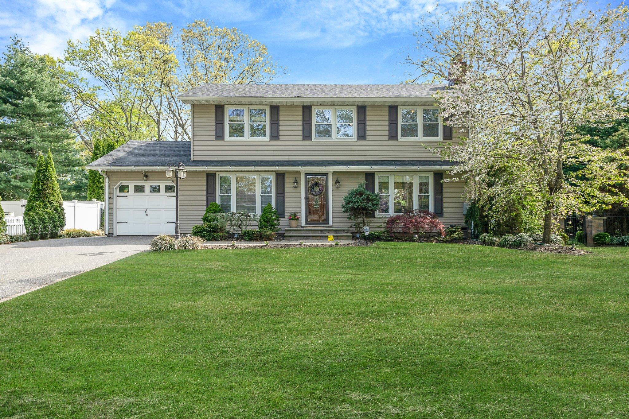 #1 photo, 90 Rhoda Avenue, サフォーク郡 Nesconset , NY 11767