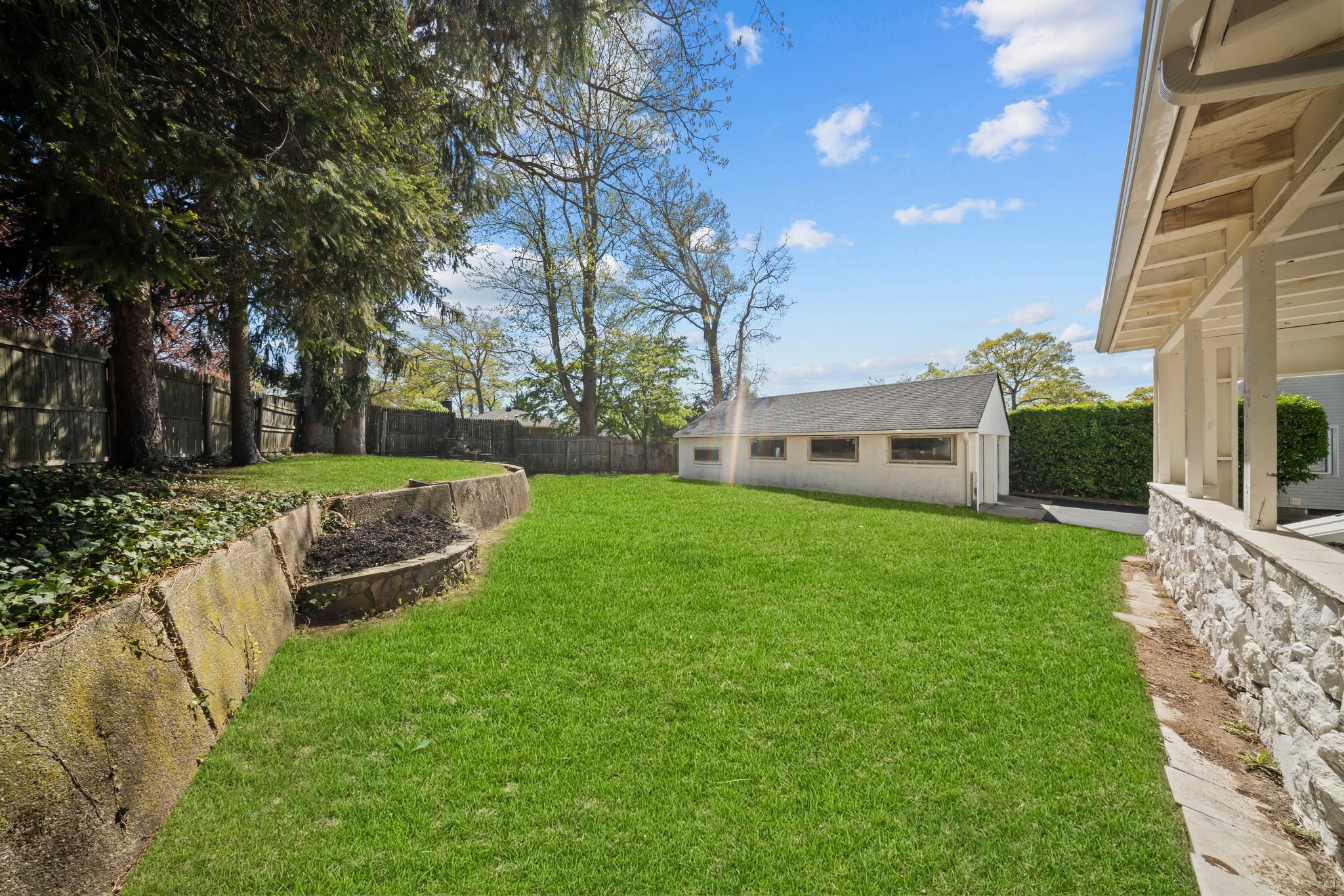 #13 photo, 84 E 19th Street, 東長島 亨廷顿站 Huntington Station , NY 11746