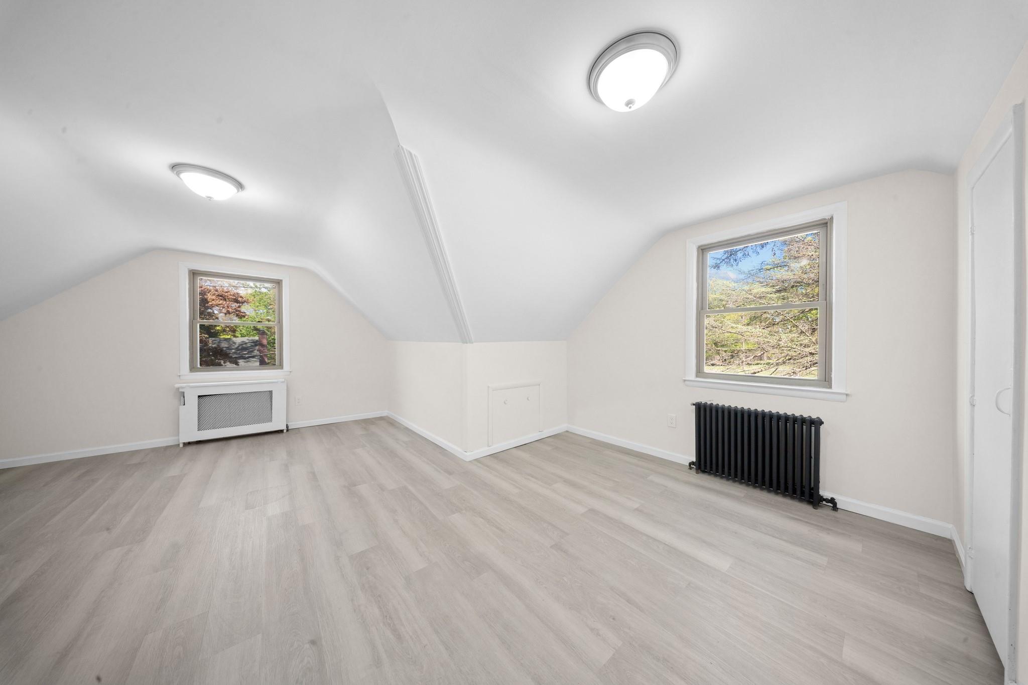 #7 photo, 84 E 19th Street, 東長島 亨廷顿站 Huntington Station , NY 11746