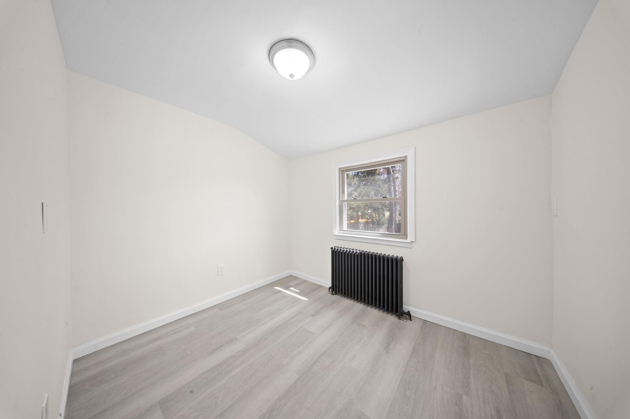 #8 photo, 84 E 19th Street, 東長島 亨廷顿站 Huntington Station , NY 11746