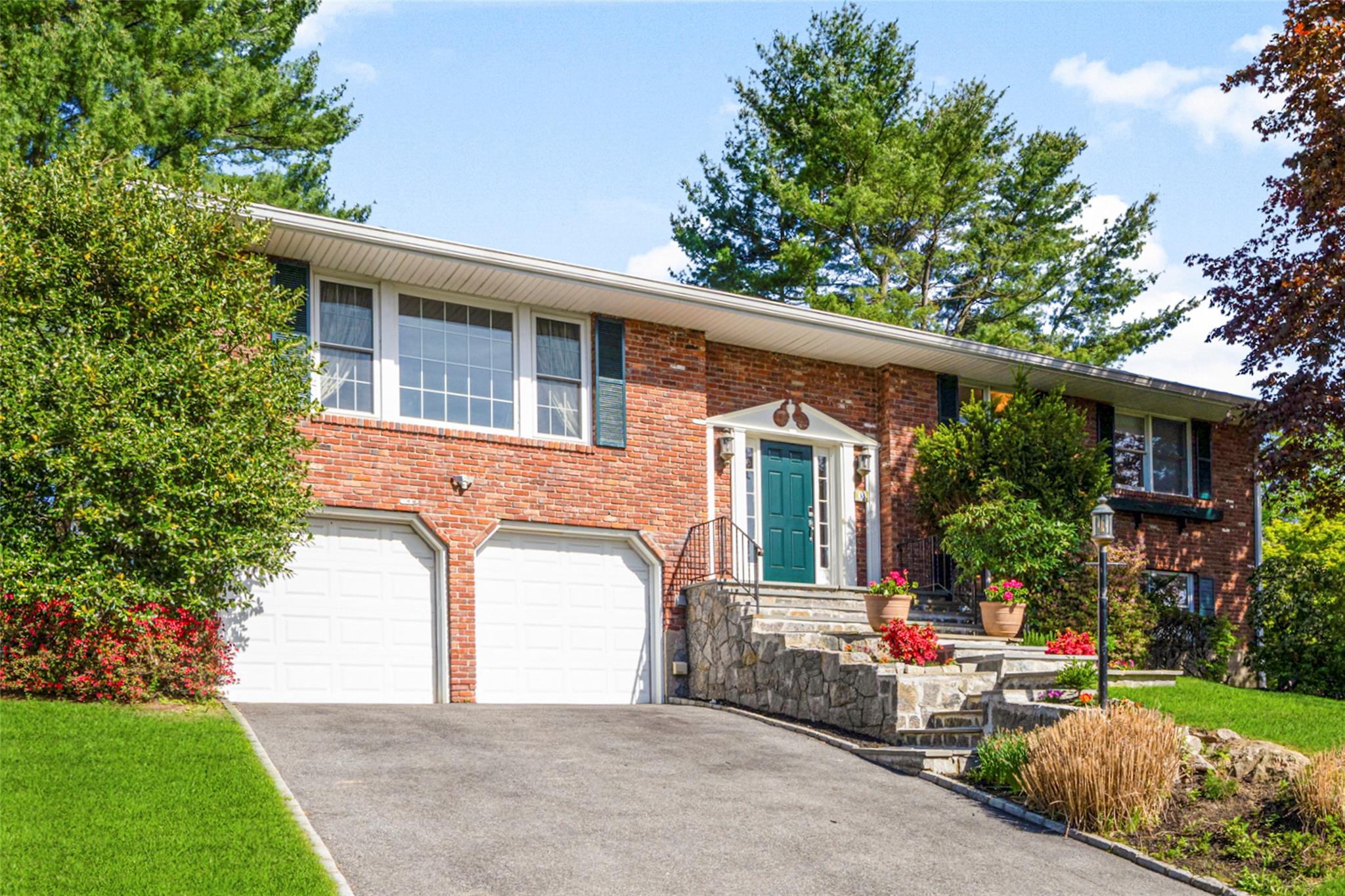 #1 photo, 33 Sycamore Lane, Irvington , NY 10533