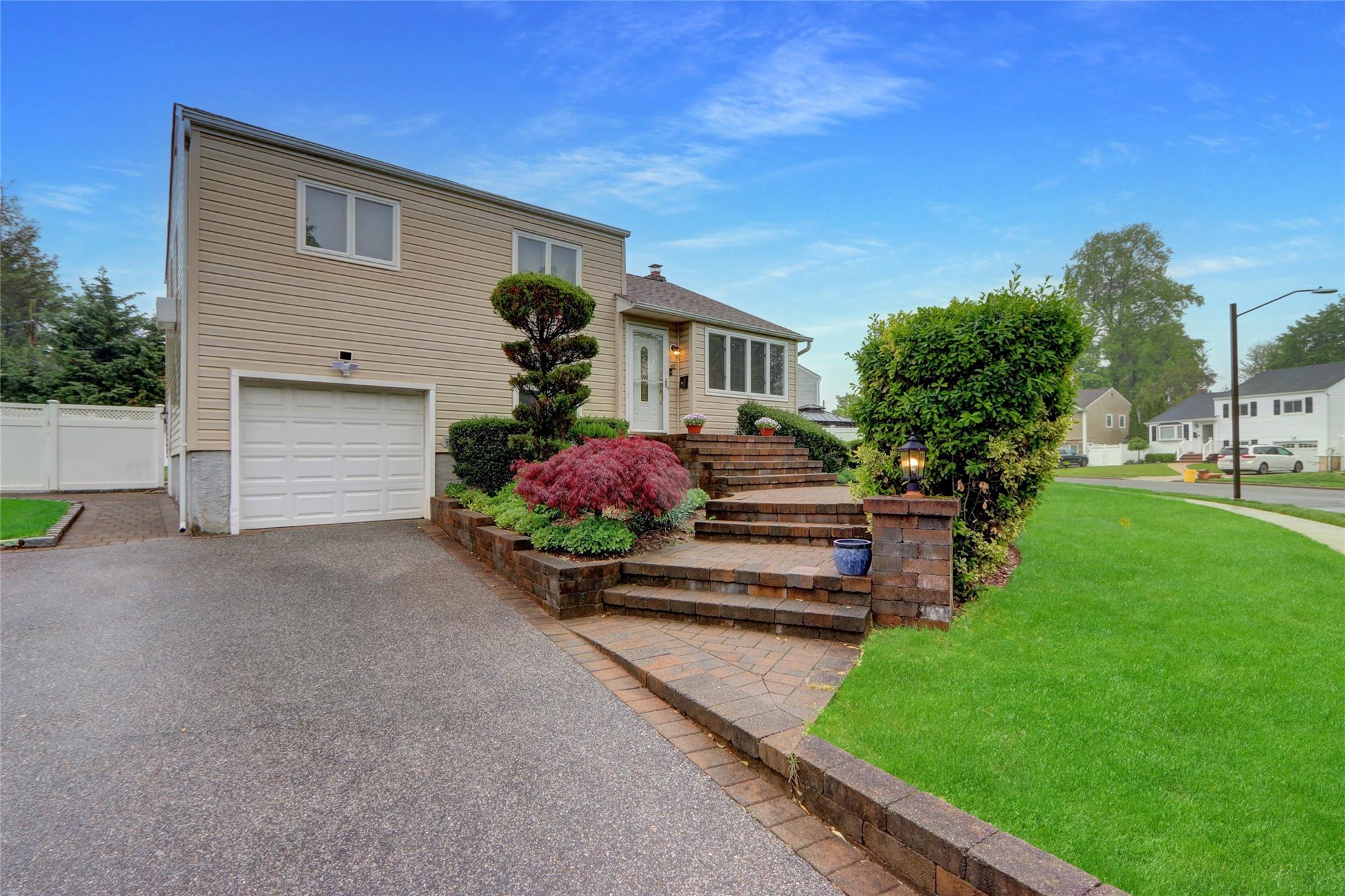 #1 photo, 42 Briarwood Lane, Plainview , NY 11803