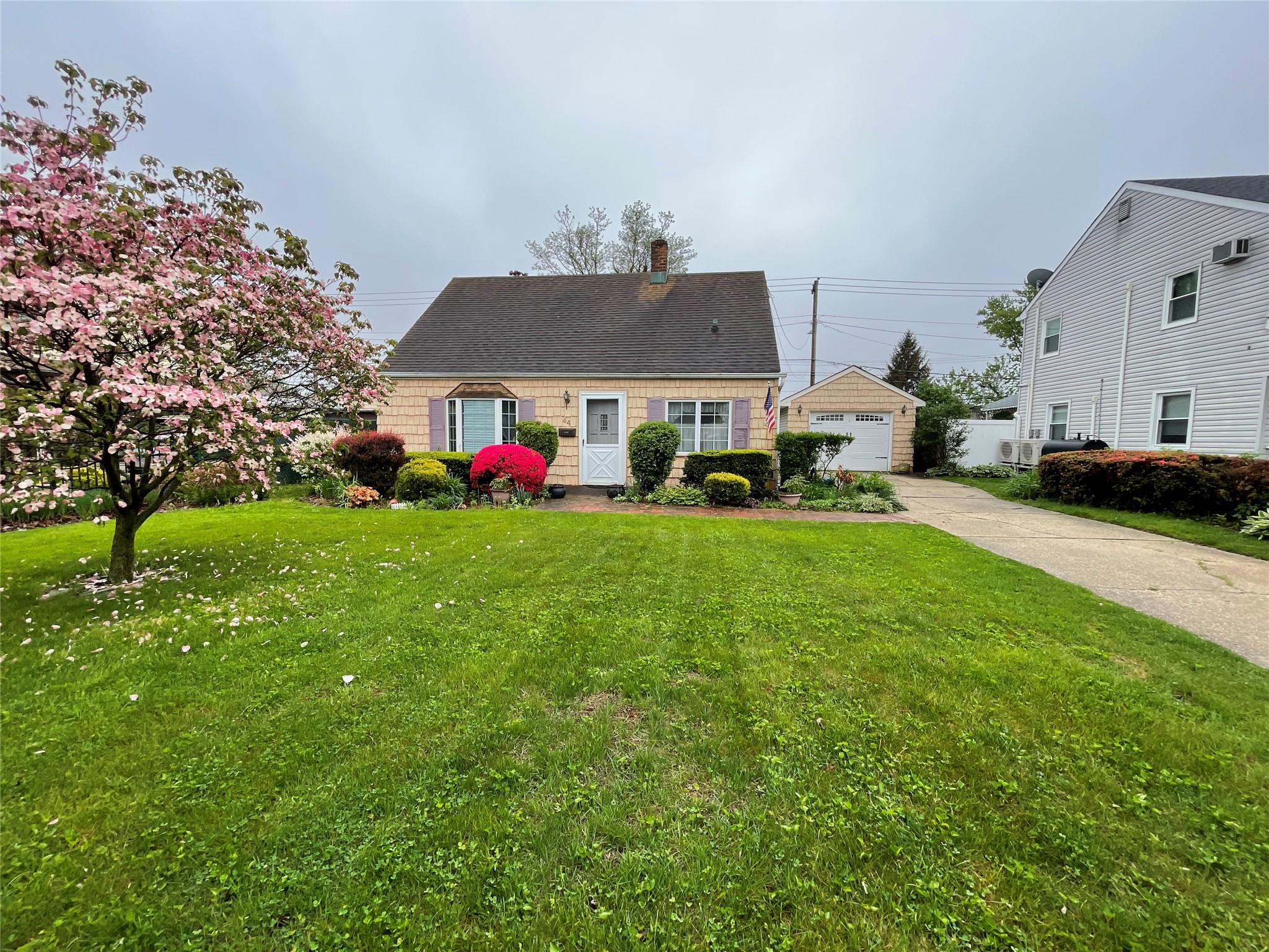 #1 photo, 44 Meadow Lane, ناسو Levittown , NY 11756