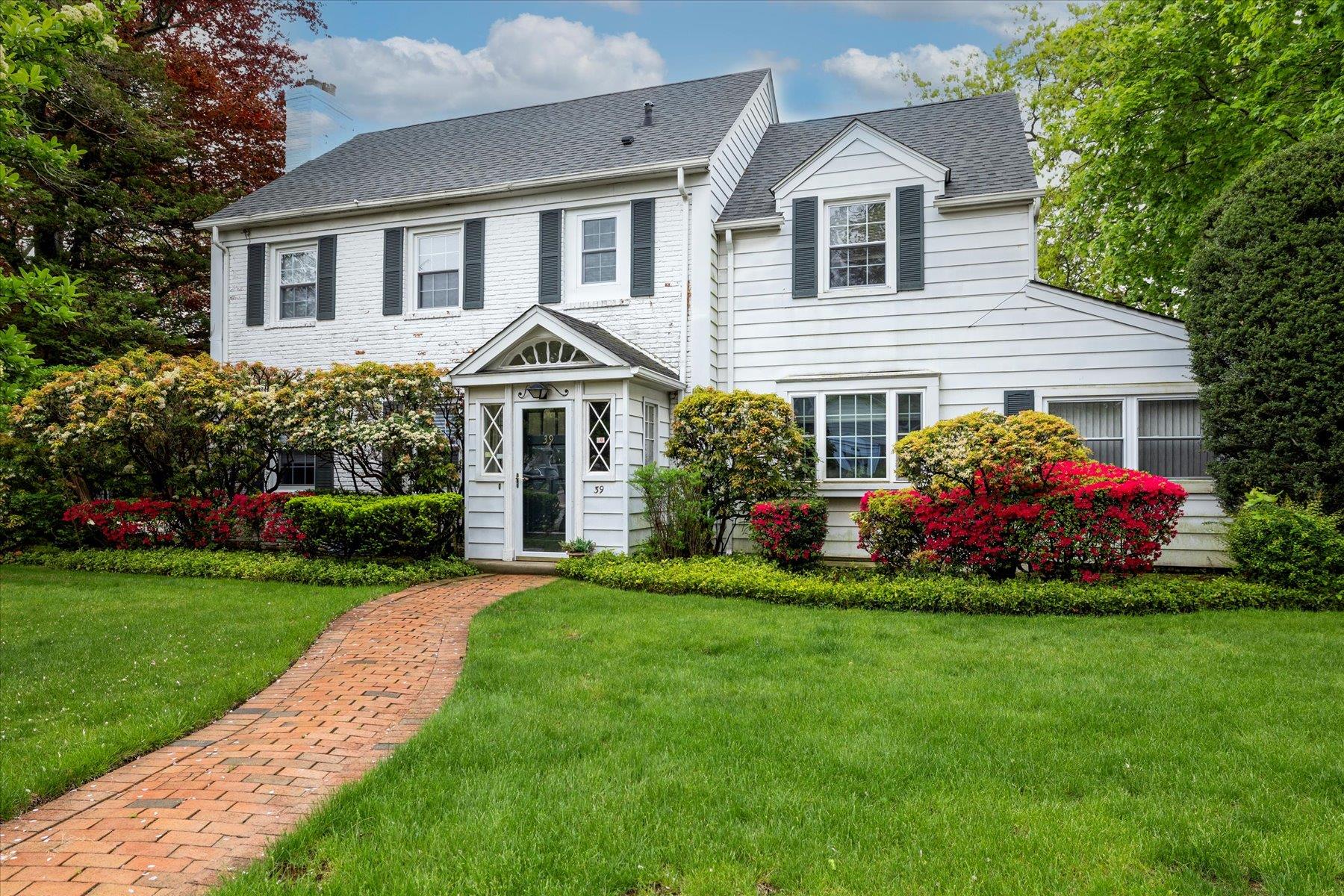 #1 photo, 39 Searing Street, Rockville Centre , NY 11570