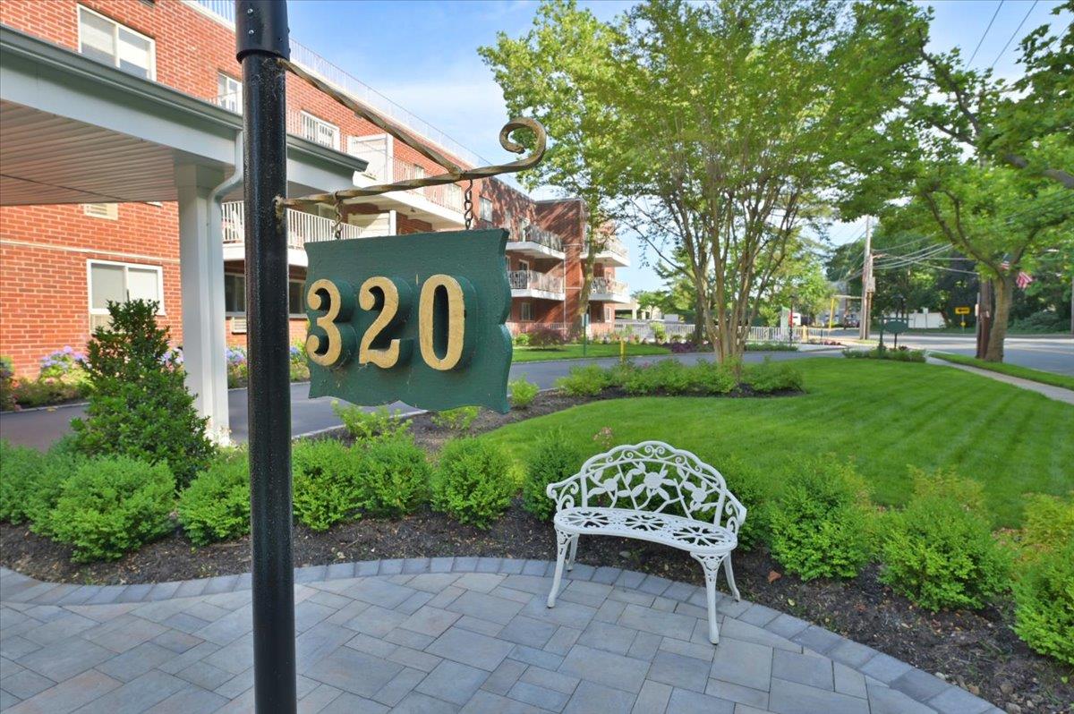 #1 photo, 320 E Shore Road, ناسو Great Neck , NY 11023