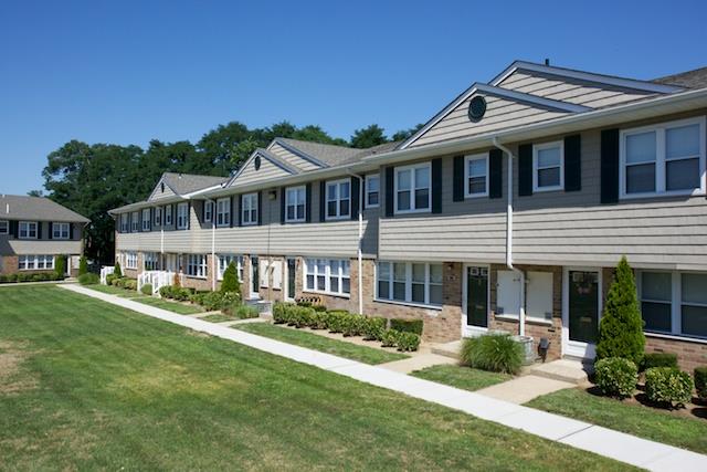 #1 photo, 1355 Roanoke Avenue, Riverhead , NY 11901