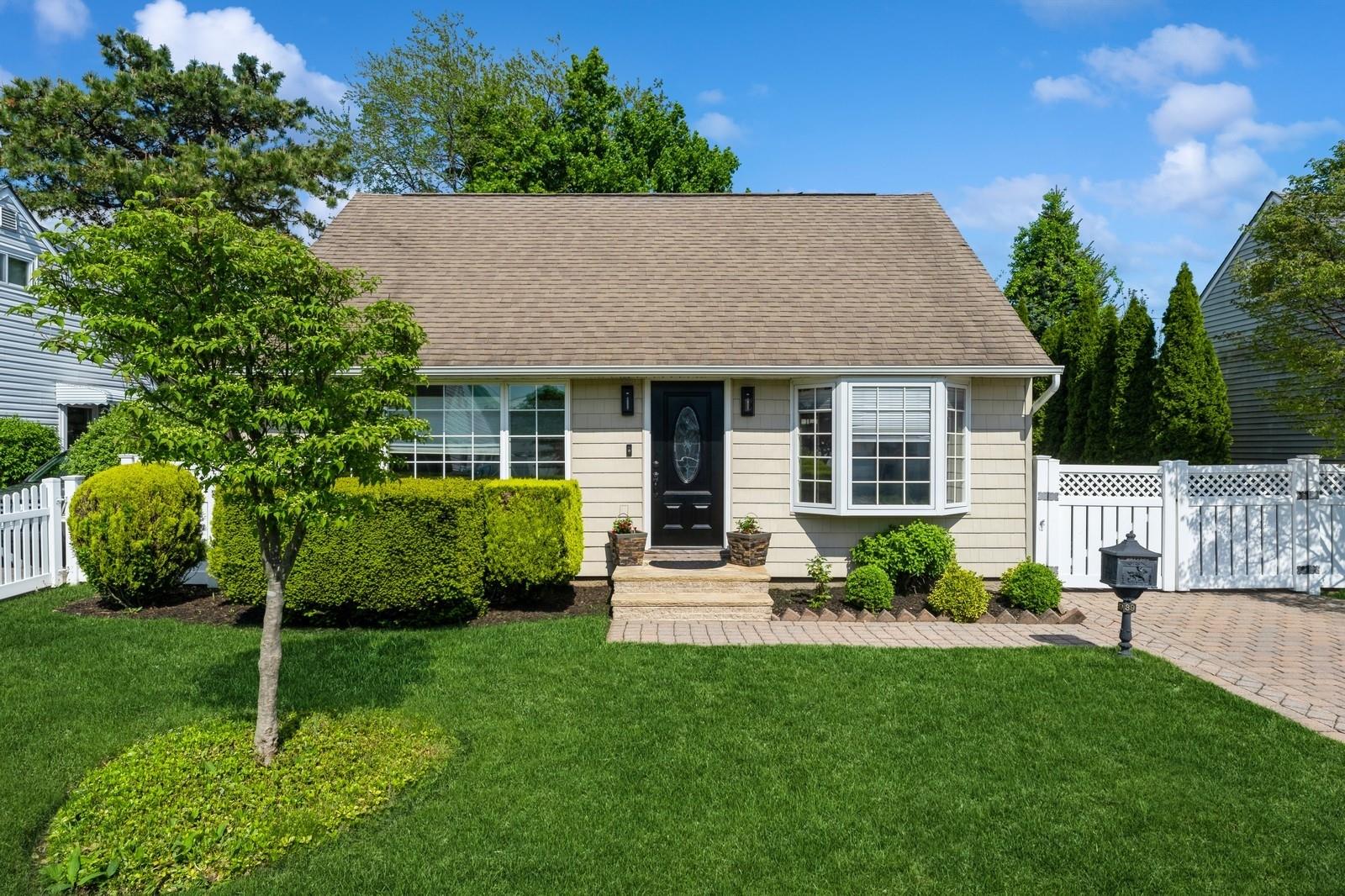 #1 photo, 39 Briggs Street, Hicksville , NY 11801