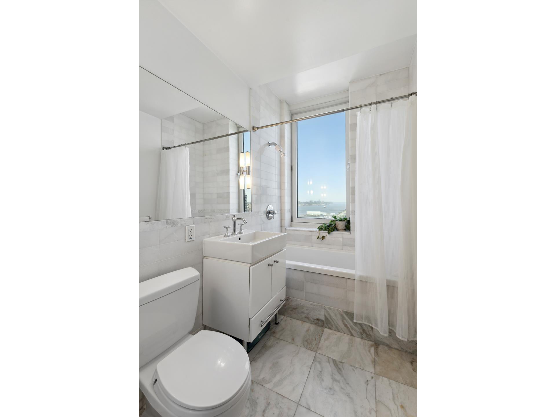 #12 photo, 635 W 42ND Street, マンハッタン Hells Kitchen , NY 10036