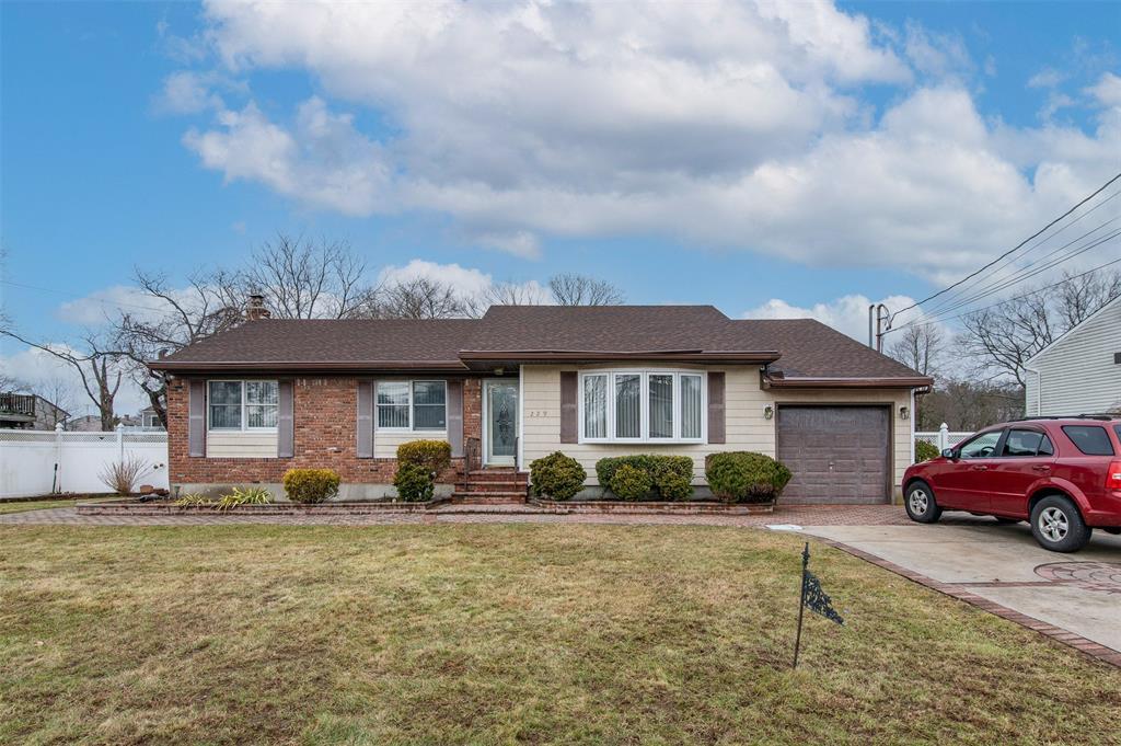 #1 photo, 229 Montana Avenue, সাফোক কাউন্টি Bay Shore , NY 11706