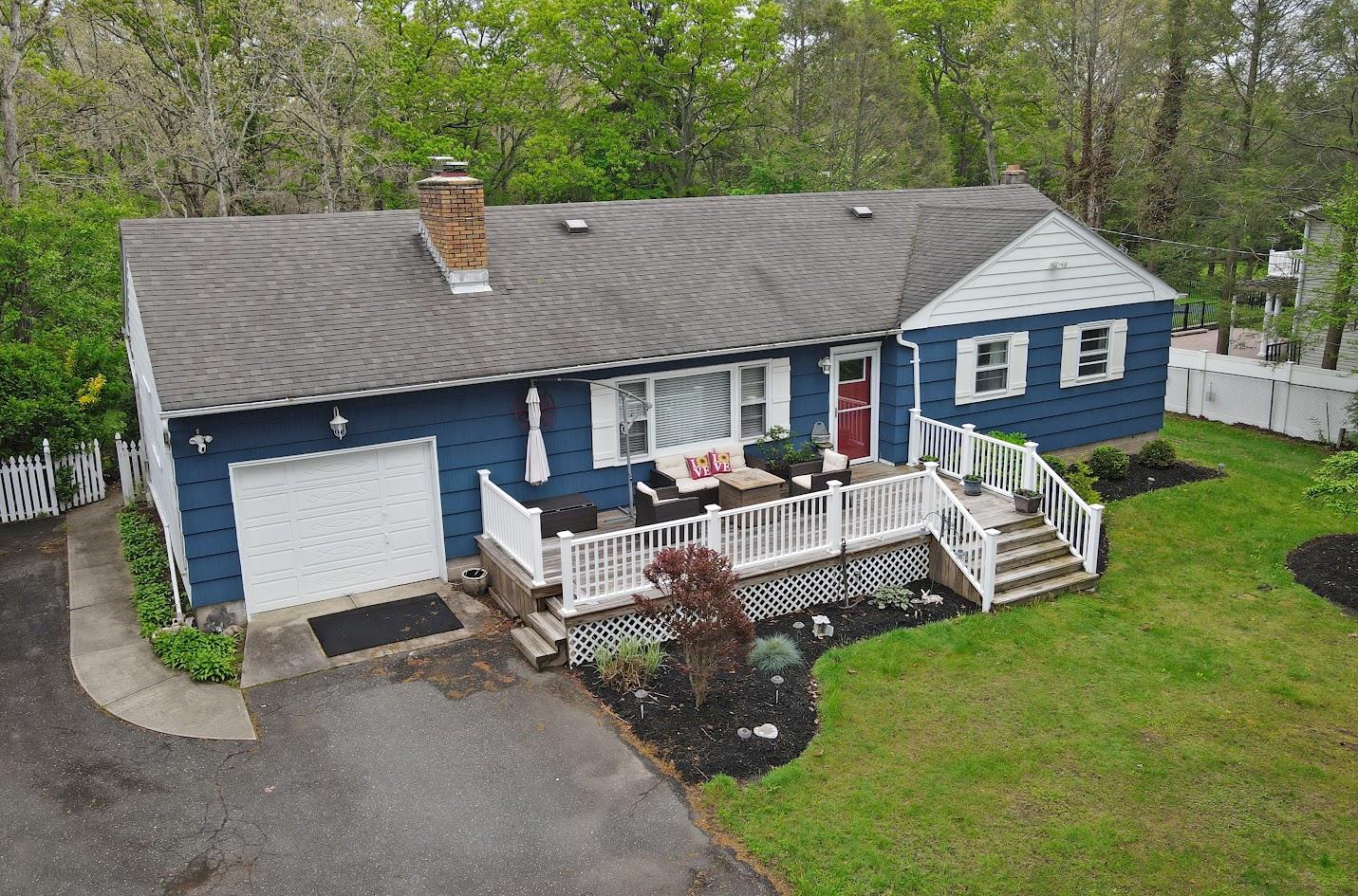 #1 photo, 125 Chestnut Street, سوفولك Mount Sinai , NY 11766