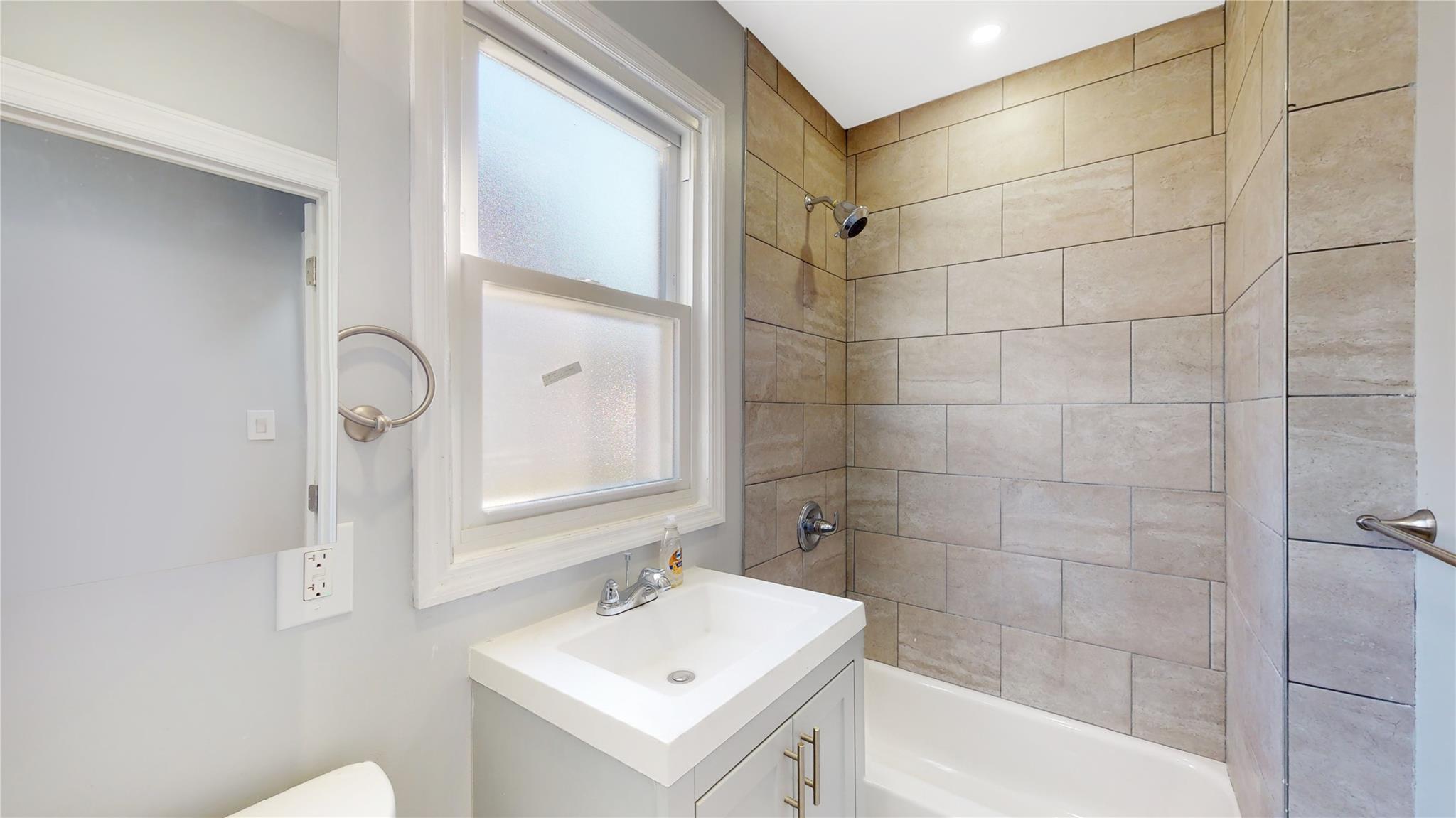 #10 photo, 10701 Liverpool Street, クイーンズ区 Jamaica , NY 11435