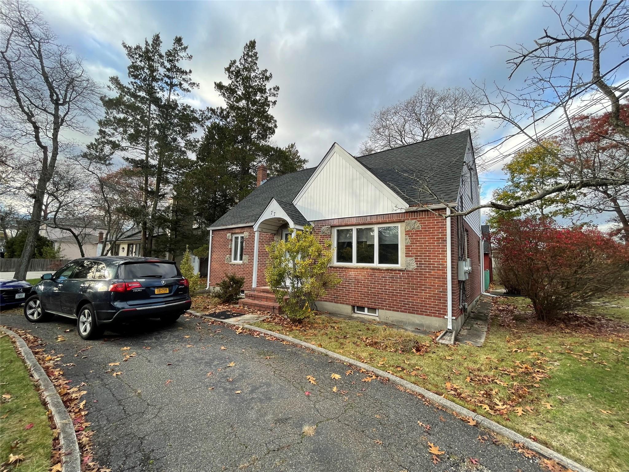 #1 photo, 77 Pineaire Avenue, 東長島 Farmingville , NY 11738