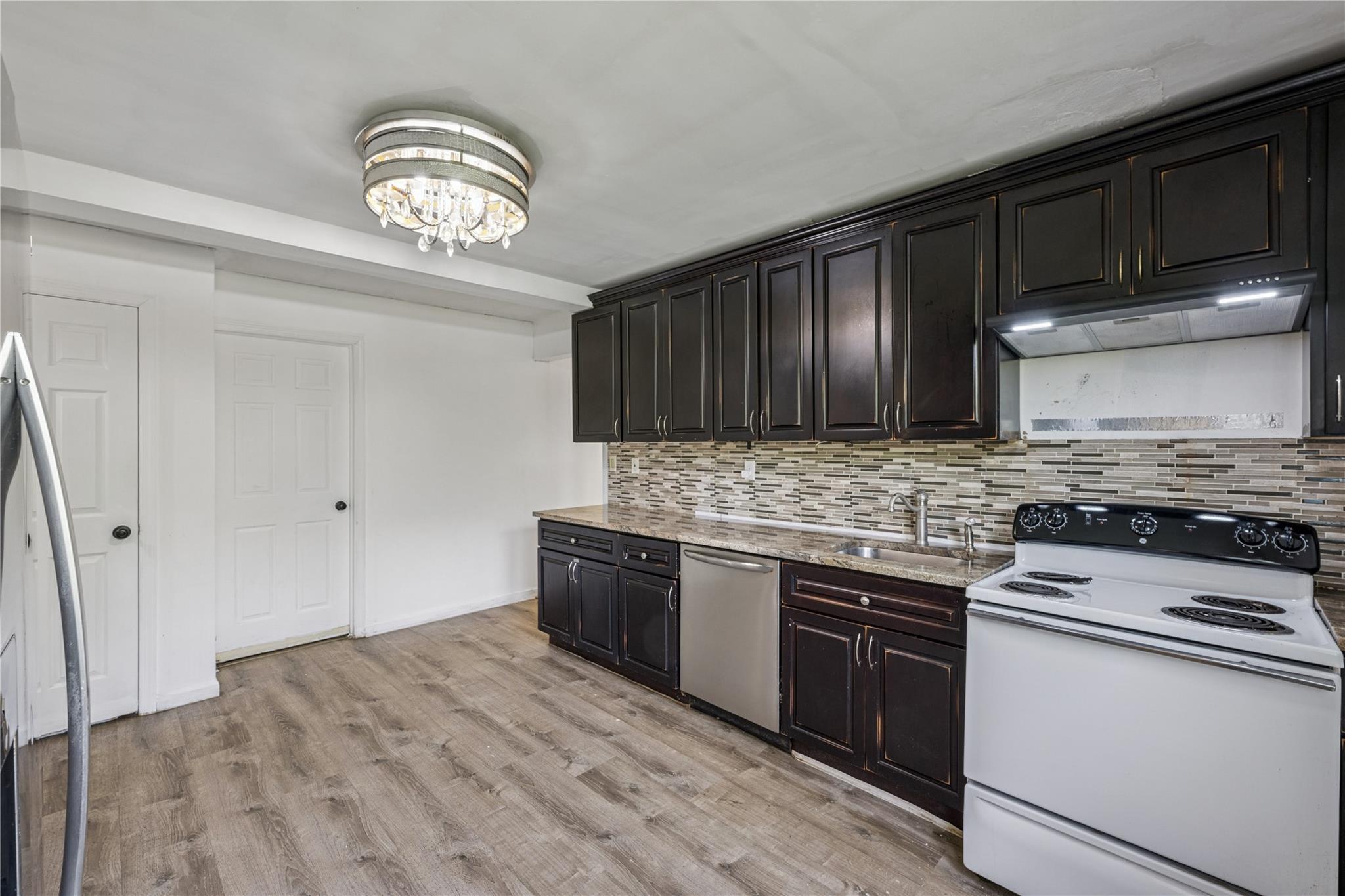 #9 photo, 54 Oakdale Avenue, 東長島 Selden , NY 11784