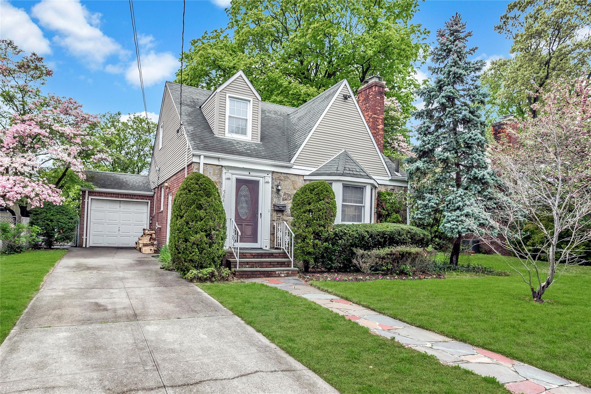 #1 photo, 584 Adams Avenue, ناسو West Hempstead , NY 11552