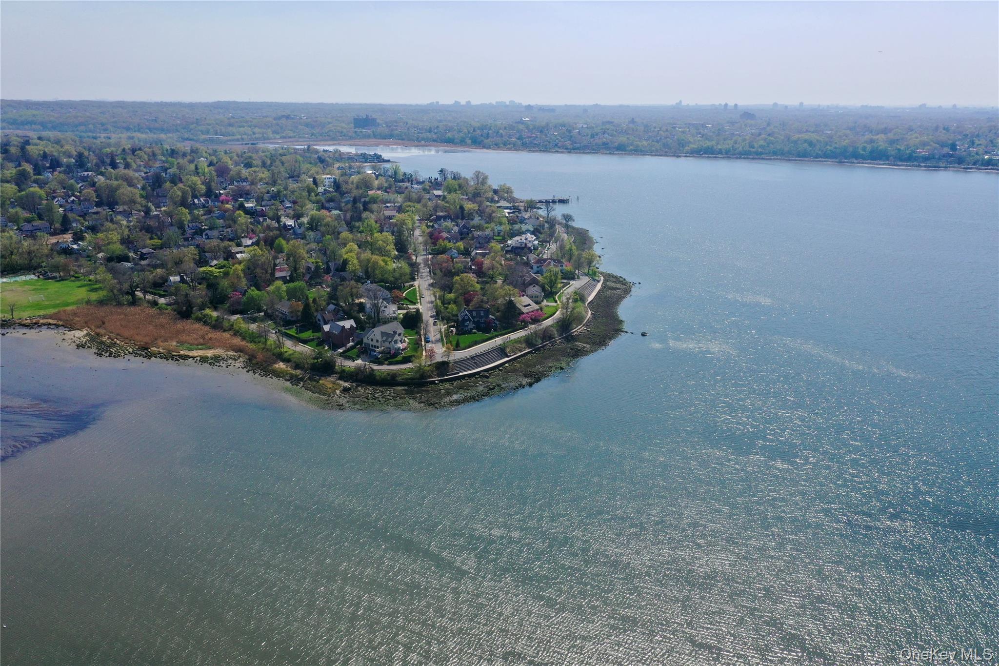 #8 photo, 1120 Shore Road, クイーンズ区 Douglaston , NY 11363