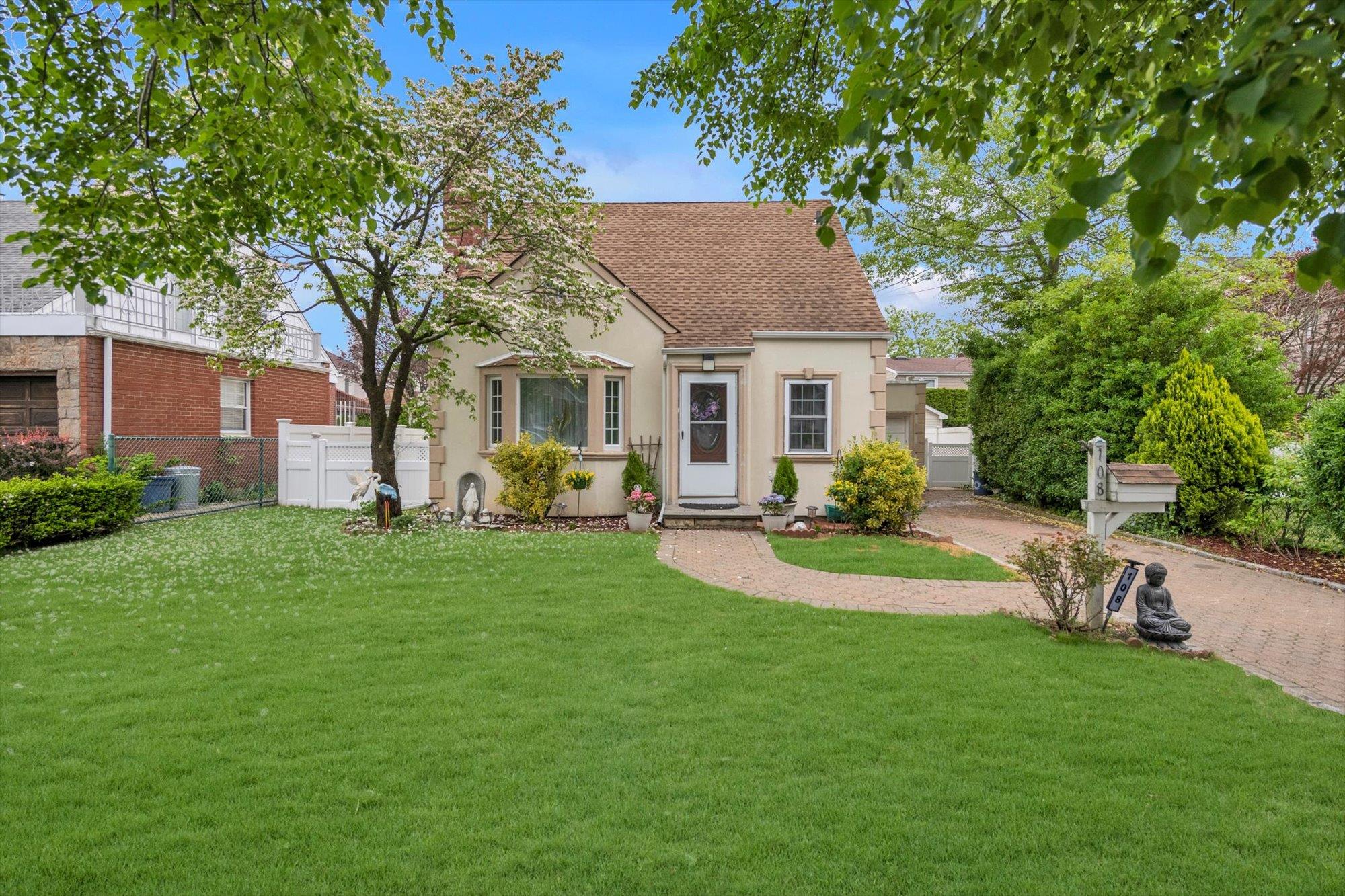 #1 photo, 108 Gerard Avenue, ناسو New Hyde Park , NY 11040