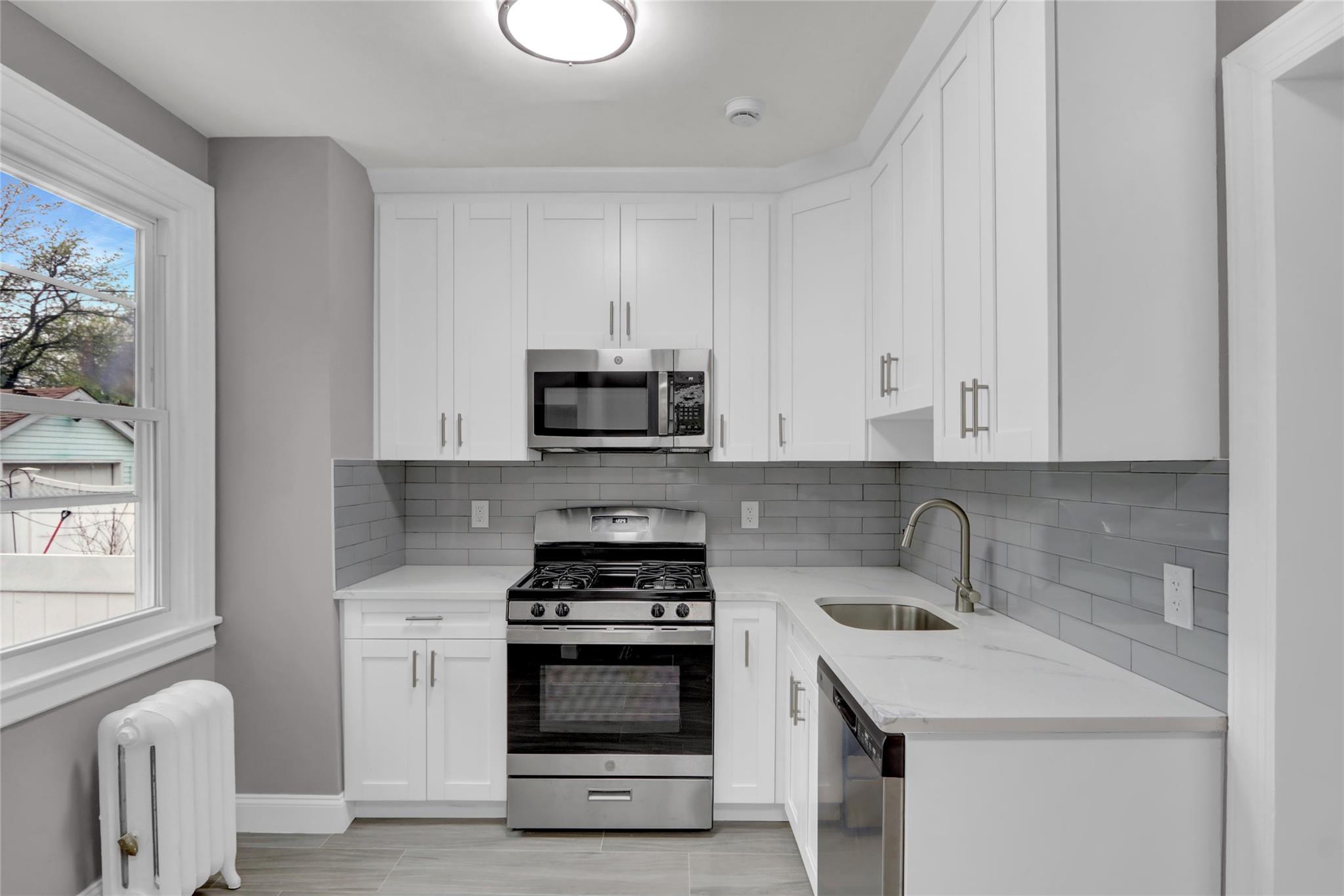 #8 photo, 62-22 80th Road, クイーンズ区 Glendale , NY 11385