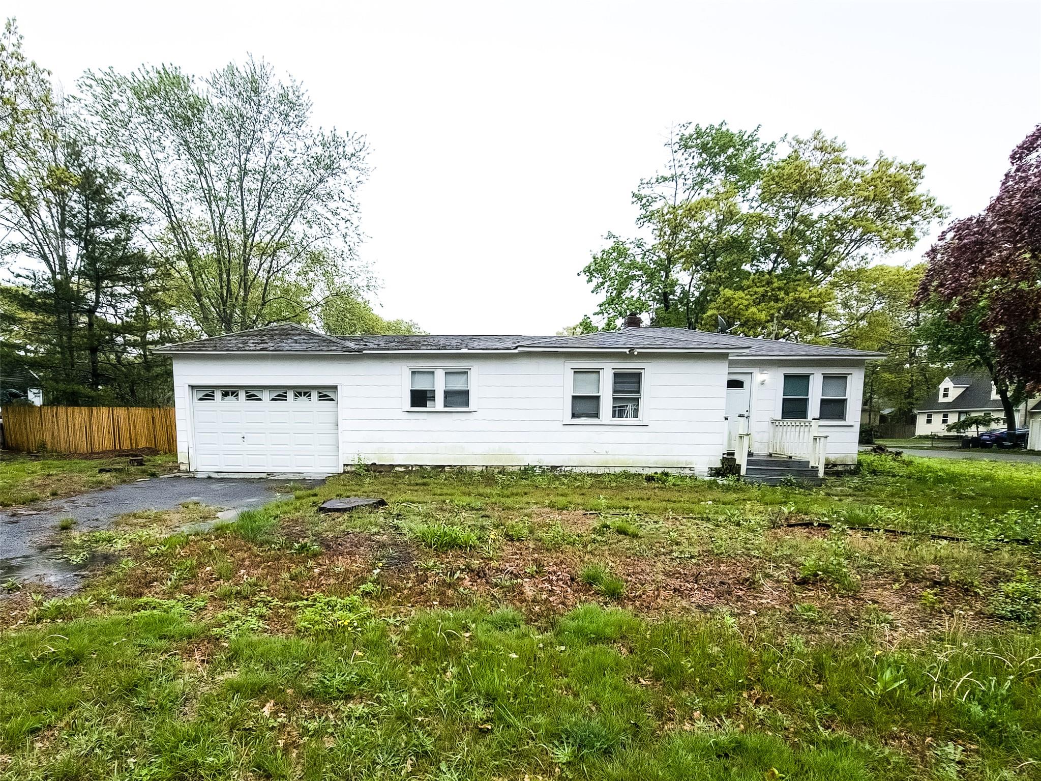 #2 photo, 135 Mayfield Drive, サフォーク郡 Mastic Beach , NY 11951