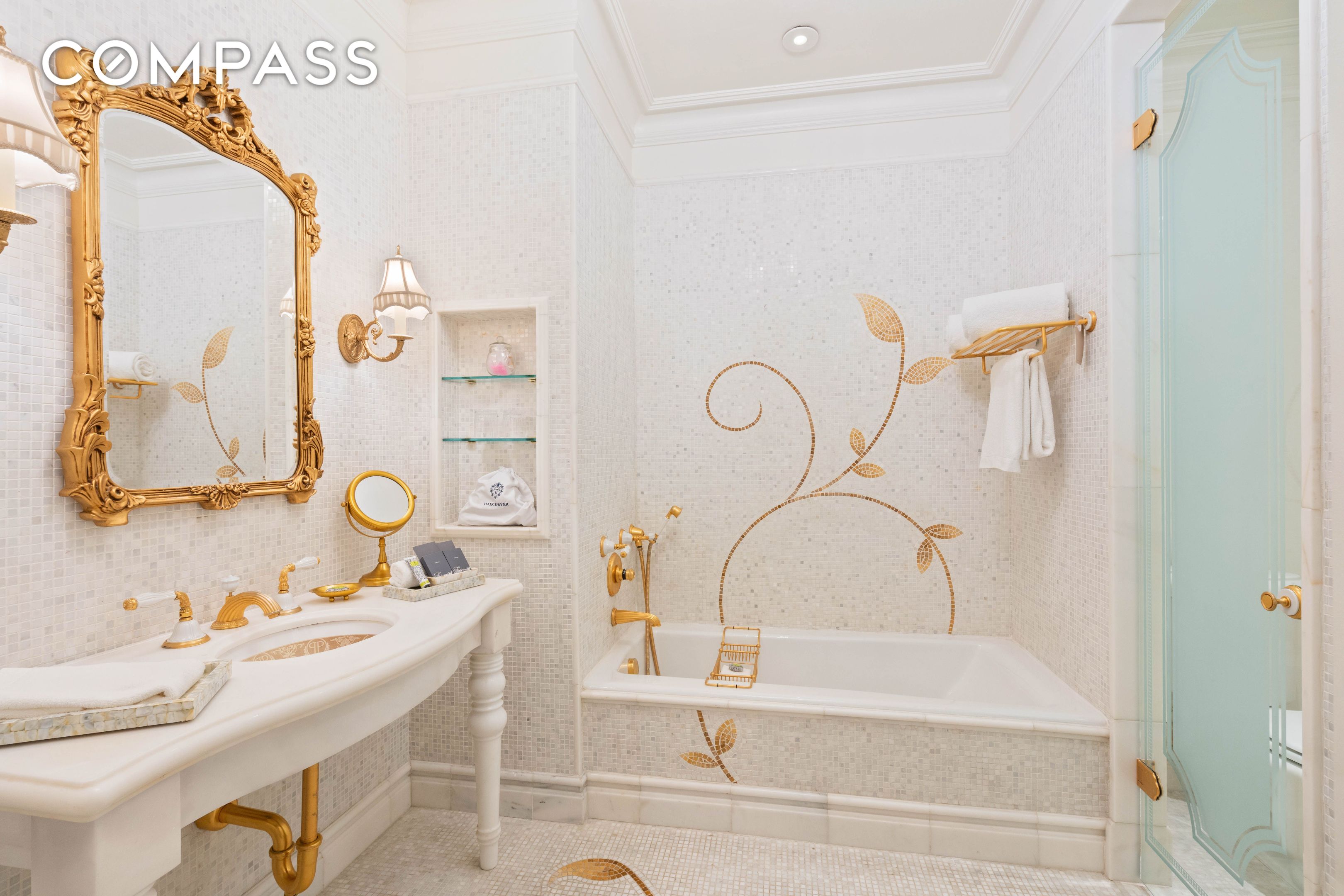 #4 photo, 1 Central Park S, マンハッタン Central Park South , NY 10019