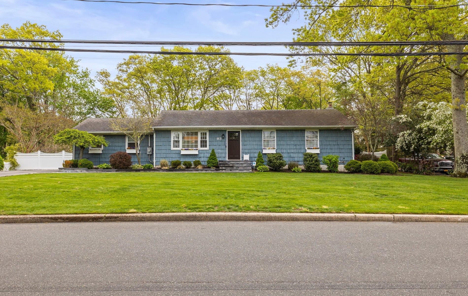 #1 photo, 83 Hillside Avenue, সাফোক কাউন্টি Saint James , NY 11780