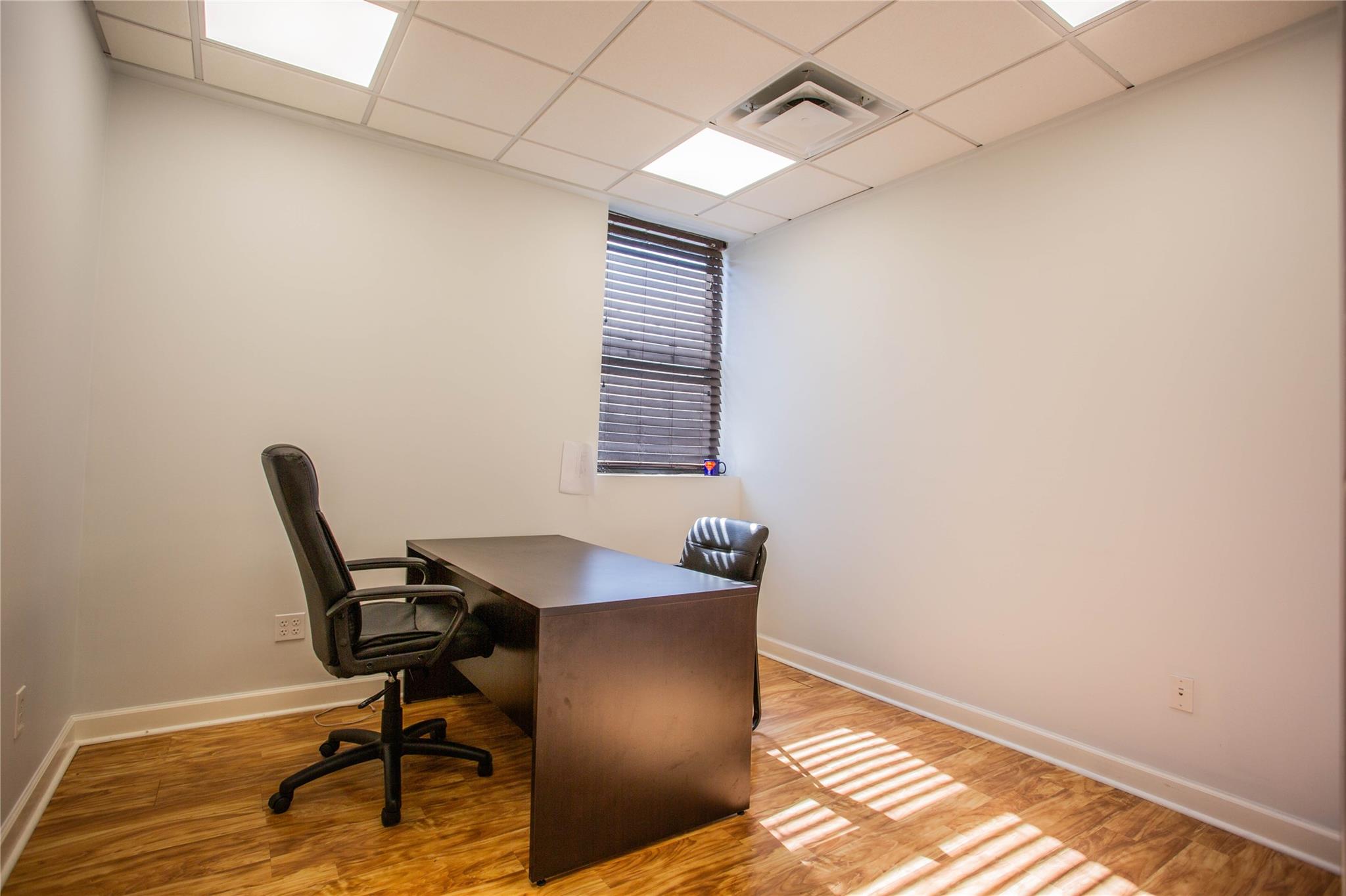 #13 photo, 486 Sunrise Highway, ナッソー郡 Rockville Centre , NY 11570