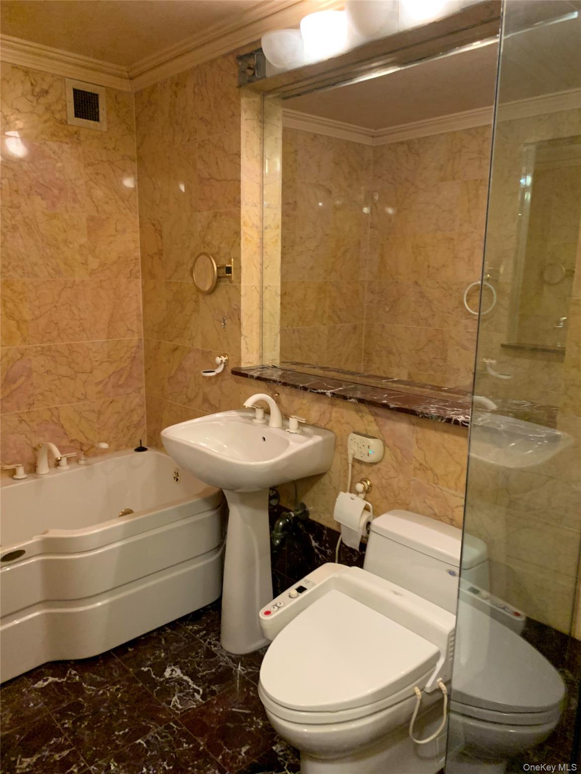 #11 photo, 112-01 ,17H Queens Blvd, फॉरेस्ट हिल्स Forest Hills , NY 11375