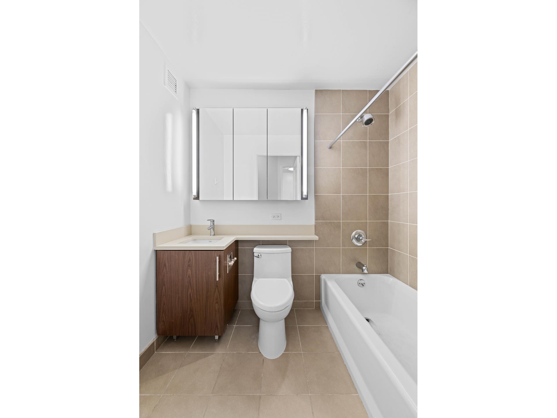 #8 photo, 330 E 38TH Street, マンハッタン Murray Hill , NY 10016