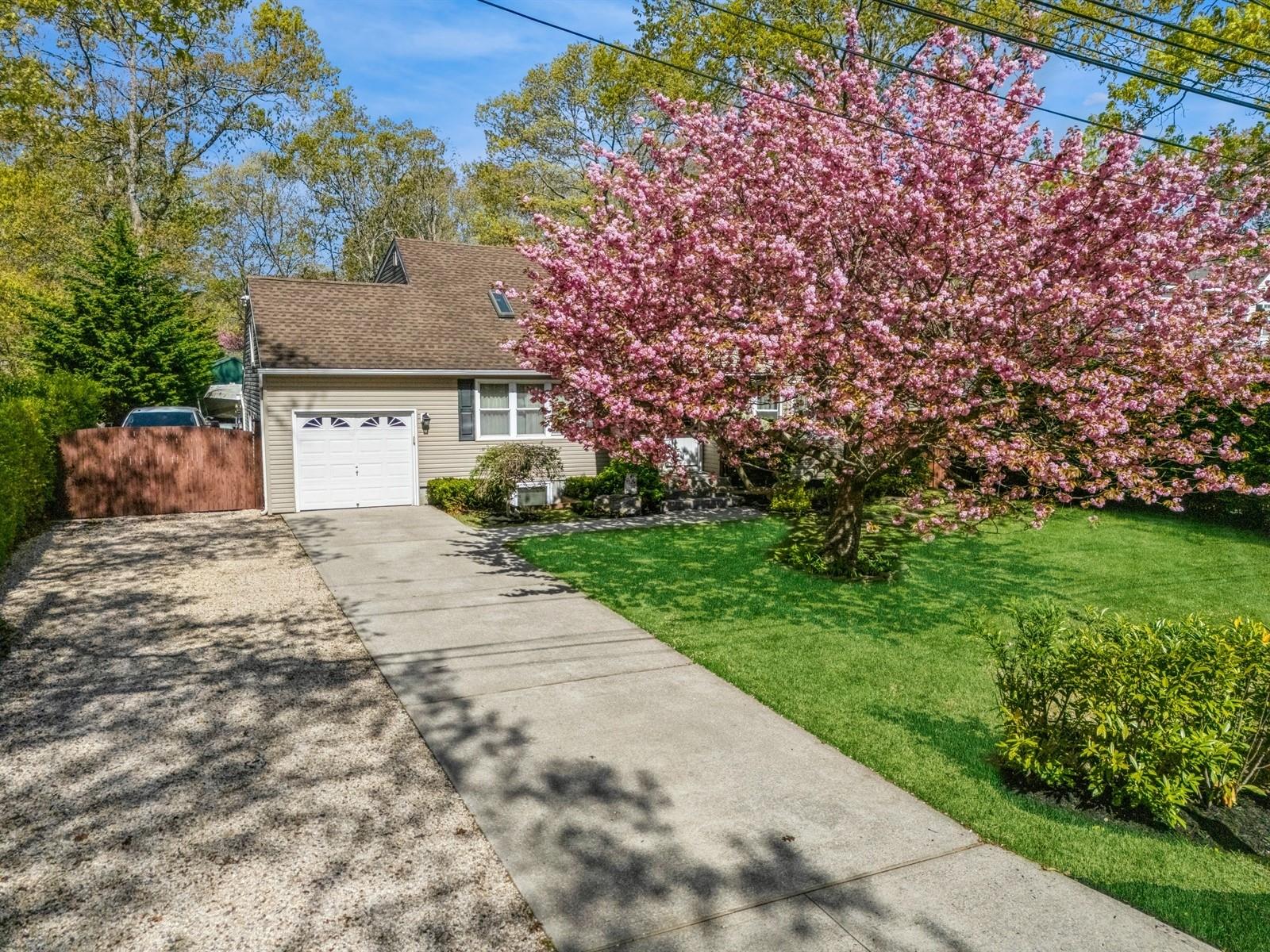 #1 photo, 176 Church Drive, سوفولك Mastic Beach , NY 11951