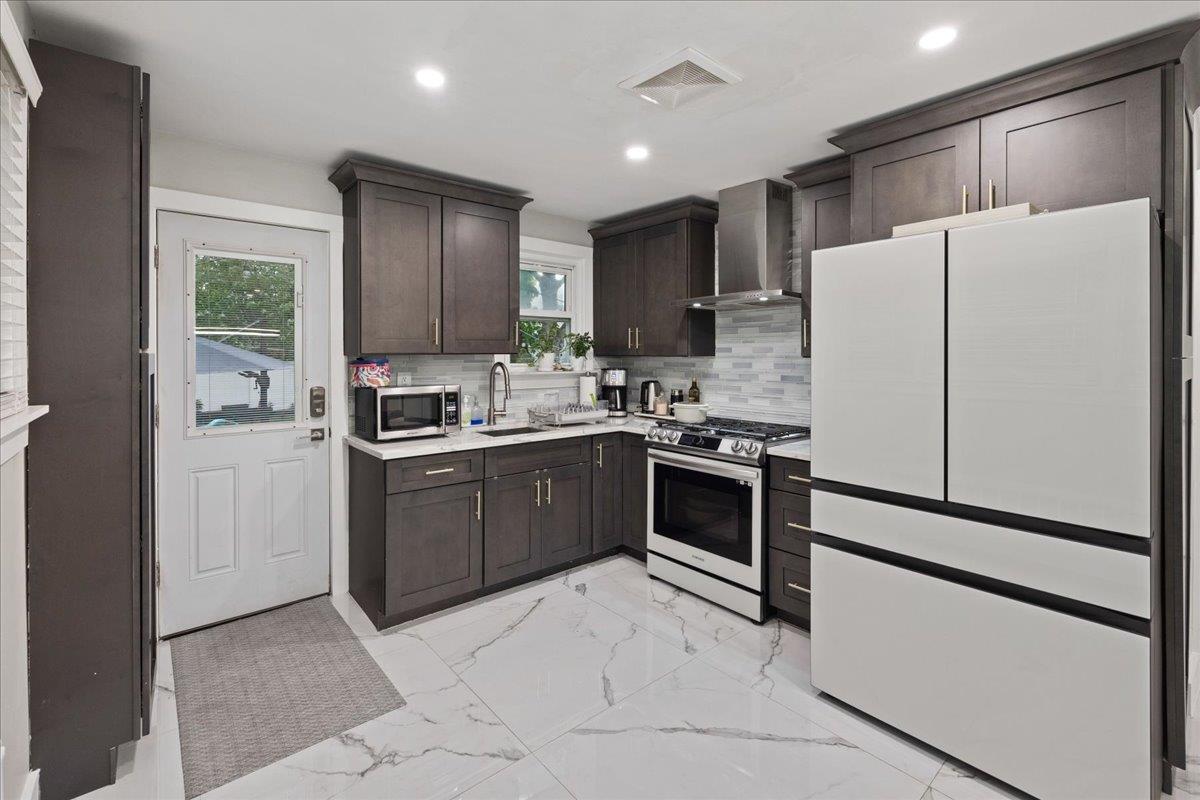 #9 photo, 254 Hyatt Avenue, Yonkers , NY 10704