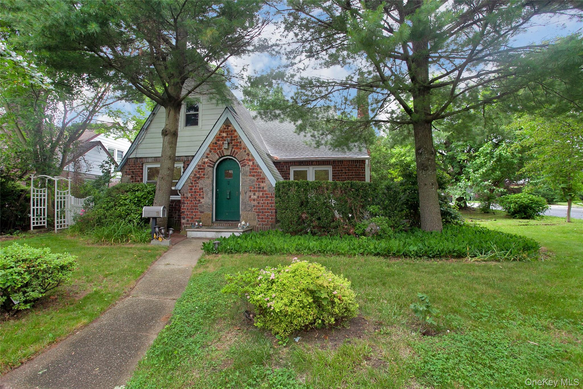 #1 photo, 72 Berkshire Road, Great Neck , NY 11023