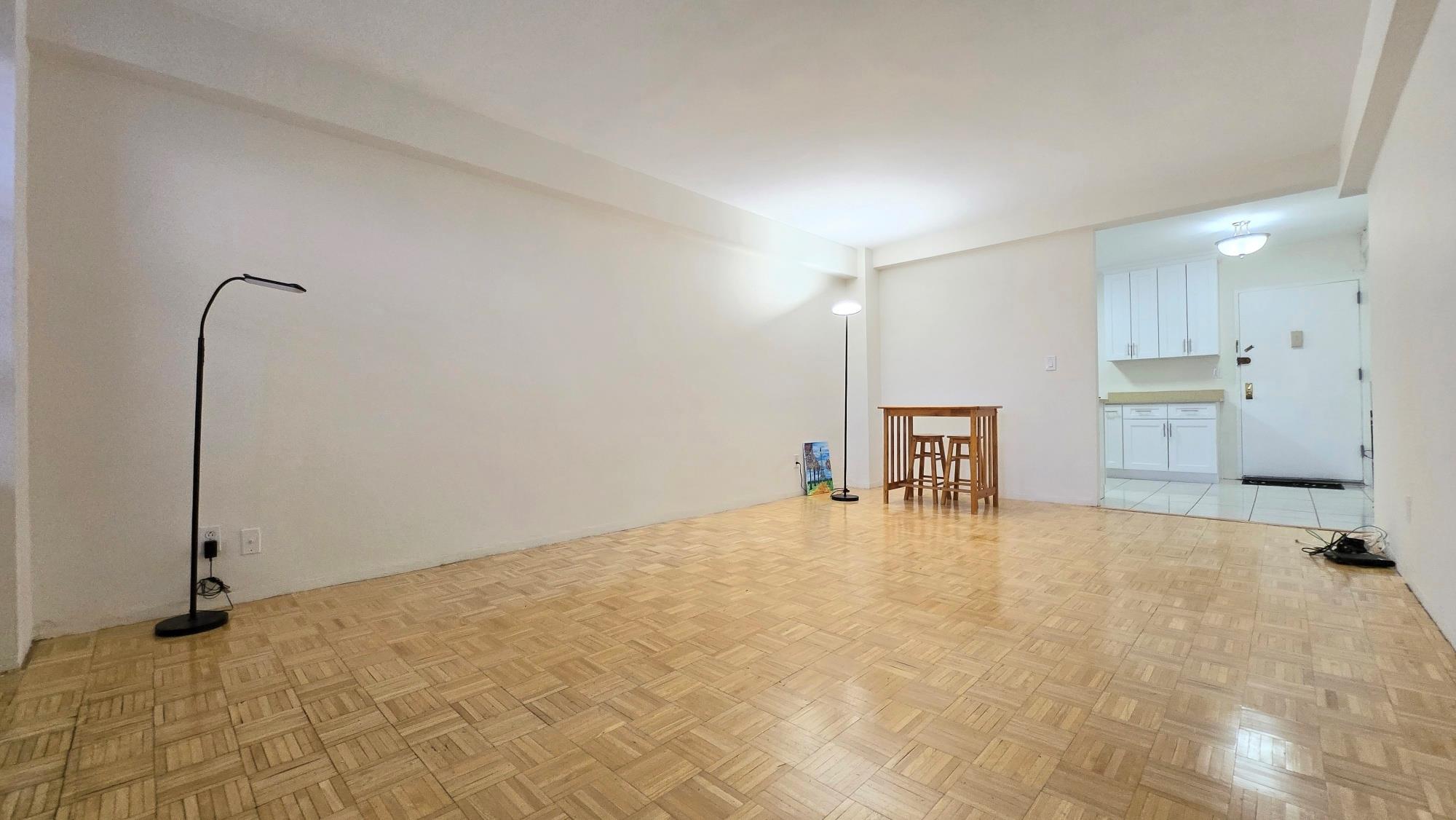 #4 photo, 160-10 89 Avenue, Jamaica , NY 11432