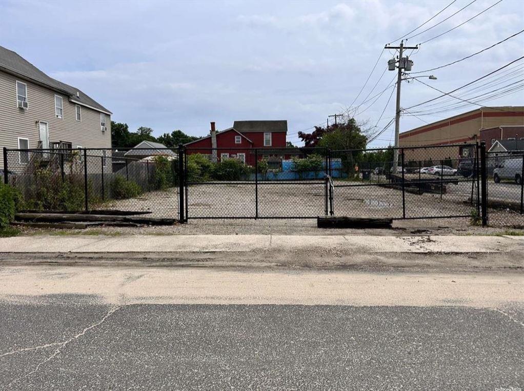 #1 photo, 38 Redington Street, Bay Shore , NY 11706