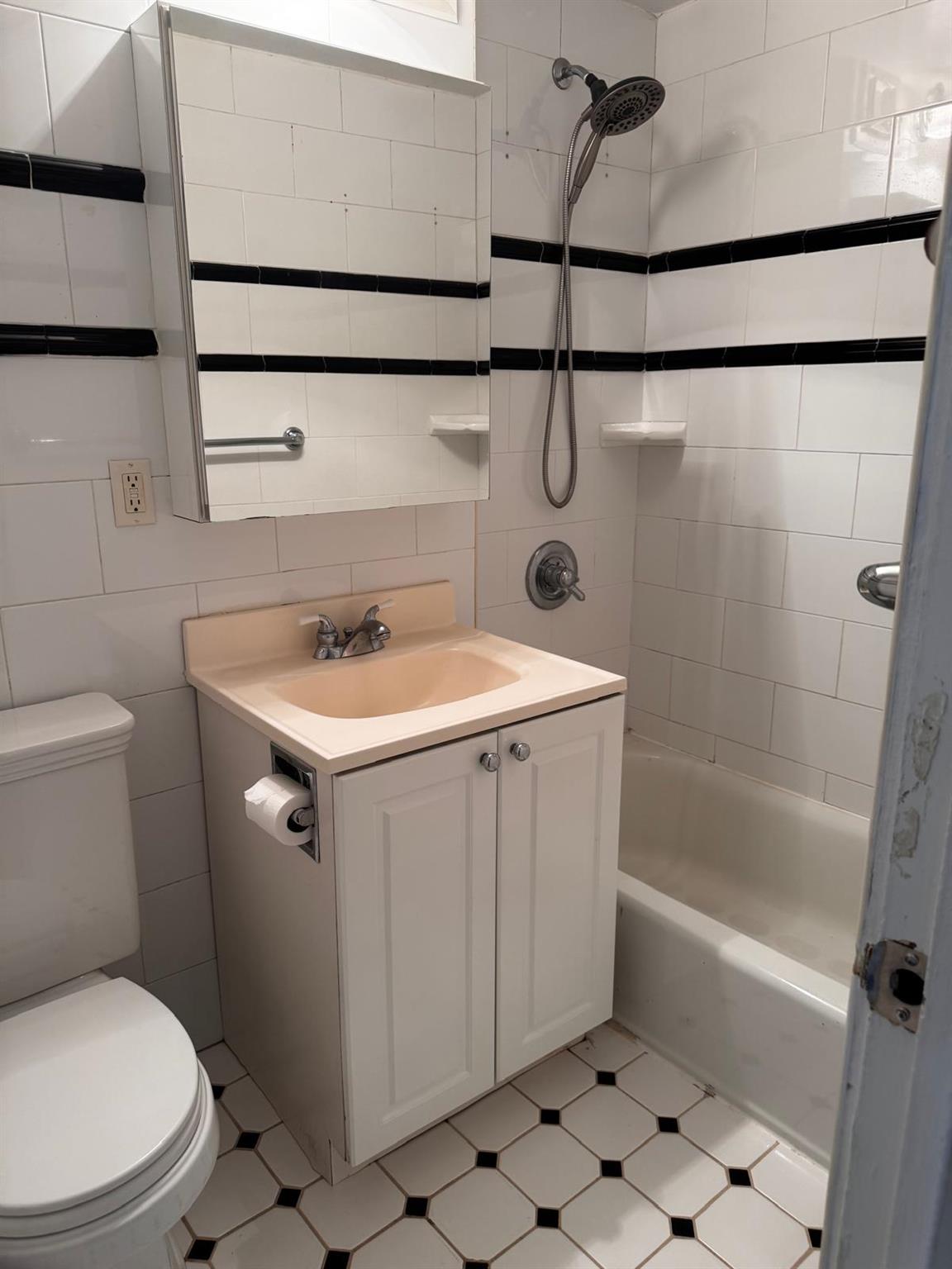 #8 photo, 9825 64th Road, クイーンズ区 Rego Park , NY 11374