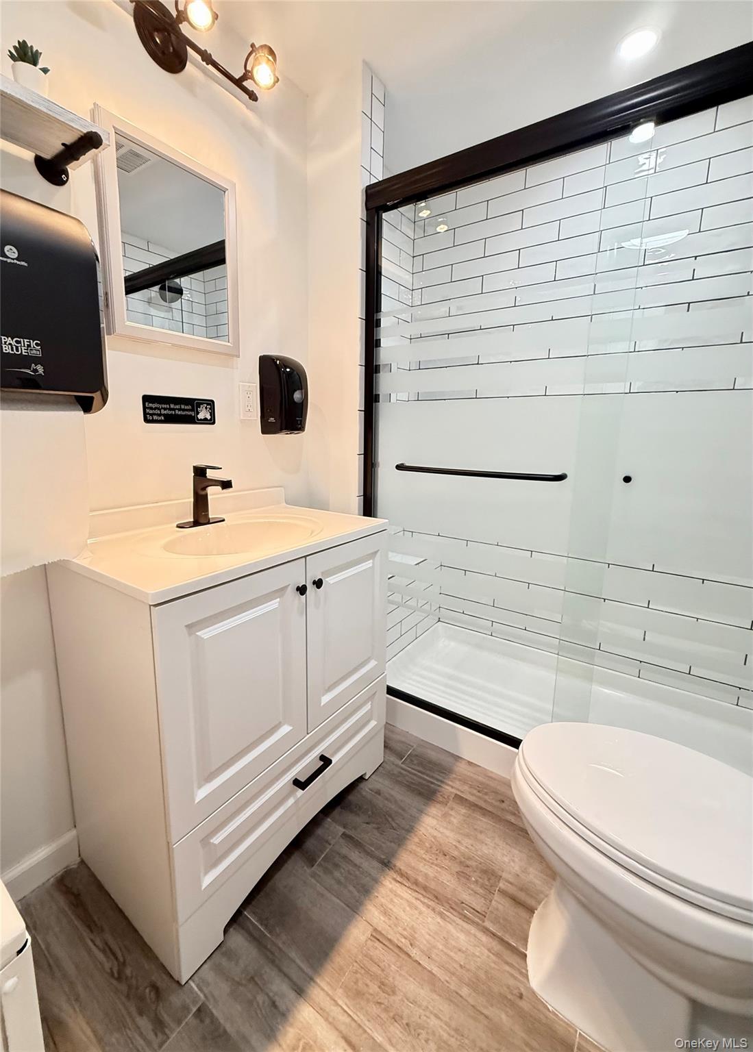 #11 photo, 74 Merrick Road, サフォーク郡 Amityville , NY 11701