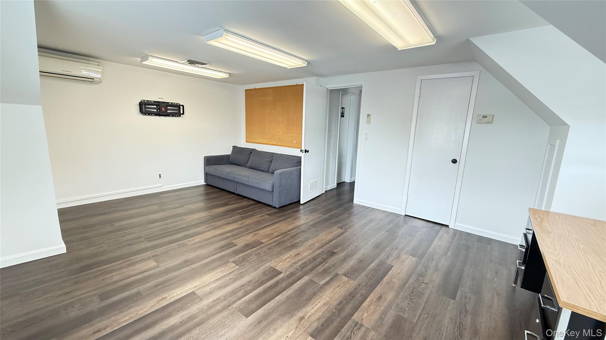 #20 photo, 74 Merrick Road, サフォーク郡 Amityville , NY 11701