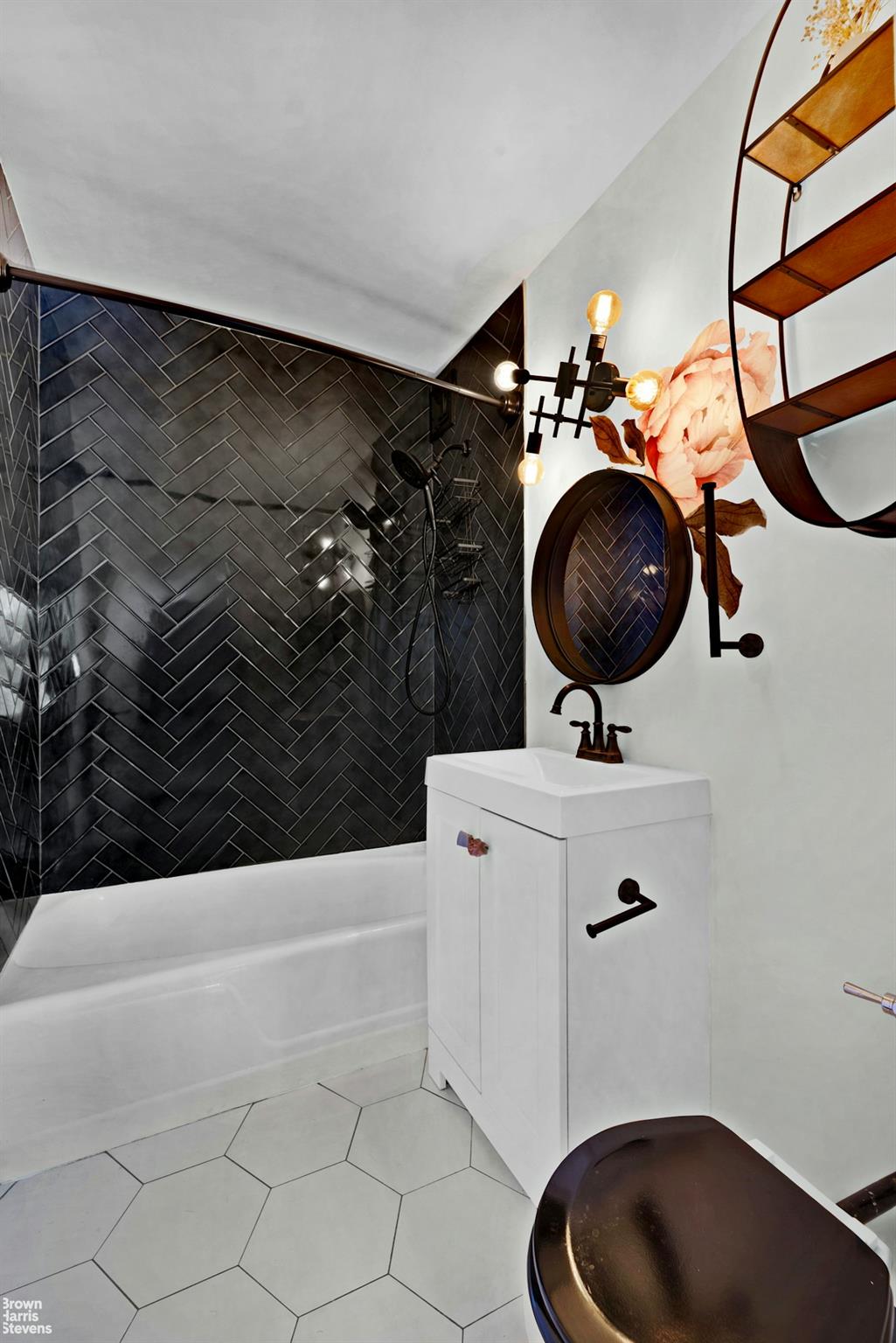 #4 photo, 2015 Saint Paul Avenue, ブロンクス区 Bronx , NY 10461