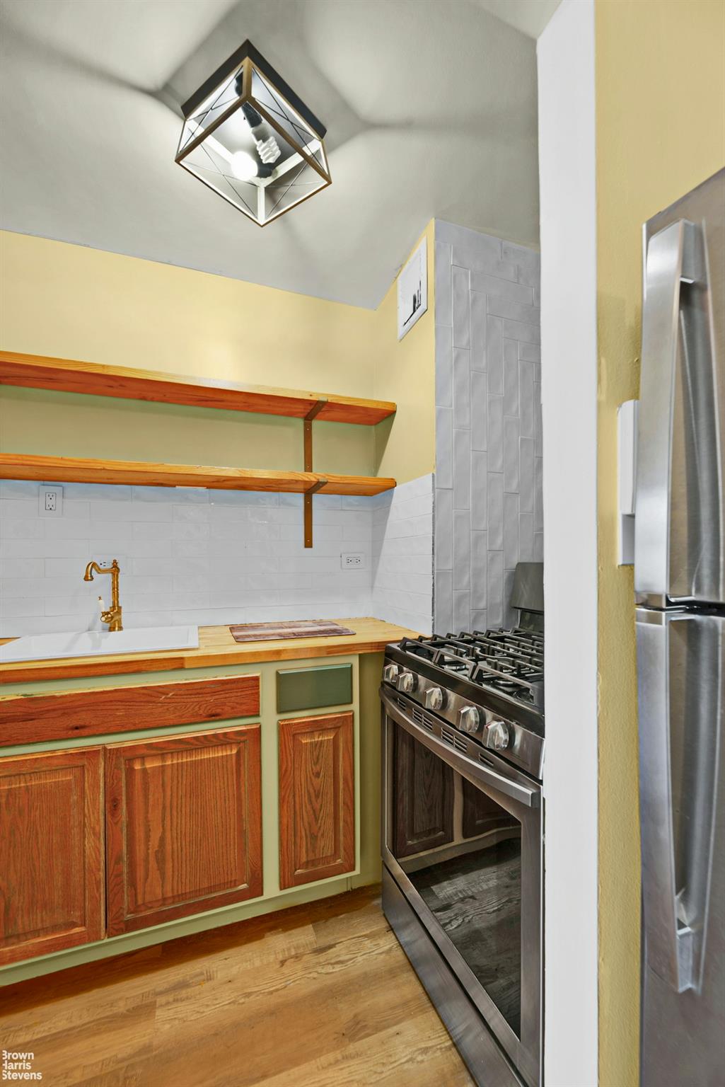 #5 photo, 2015 Saint Paul Avenue, ブロンクス区 Bronx , NY 10461