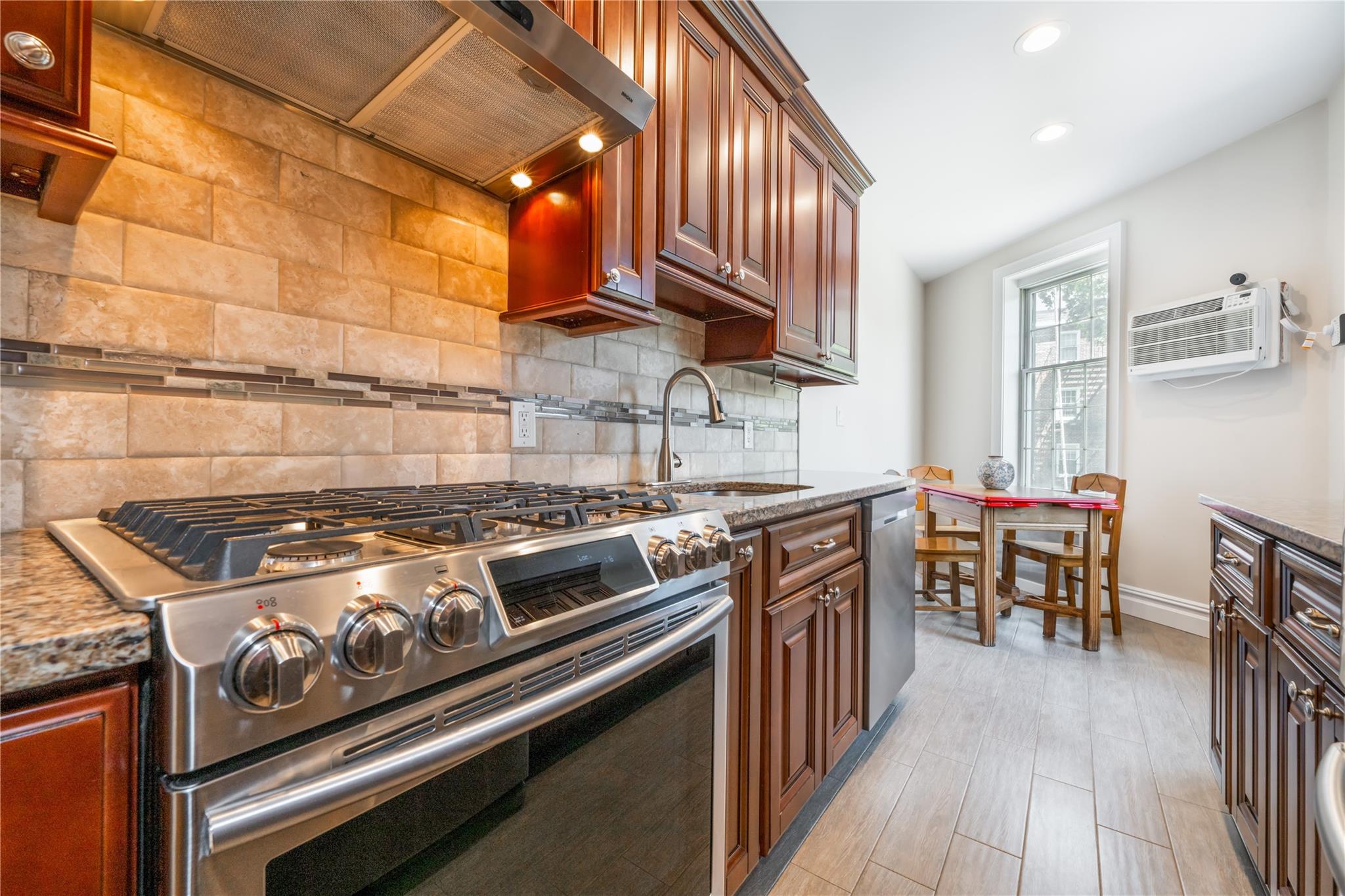 #6 photo, 12 Hamilton Place, Garden City , NY 11530