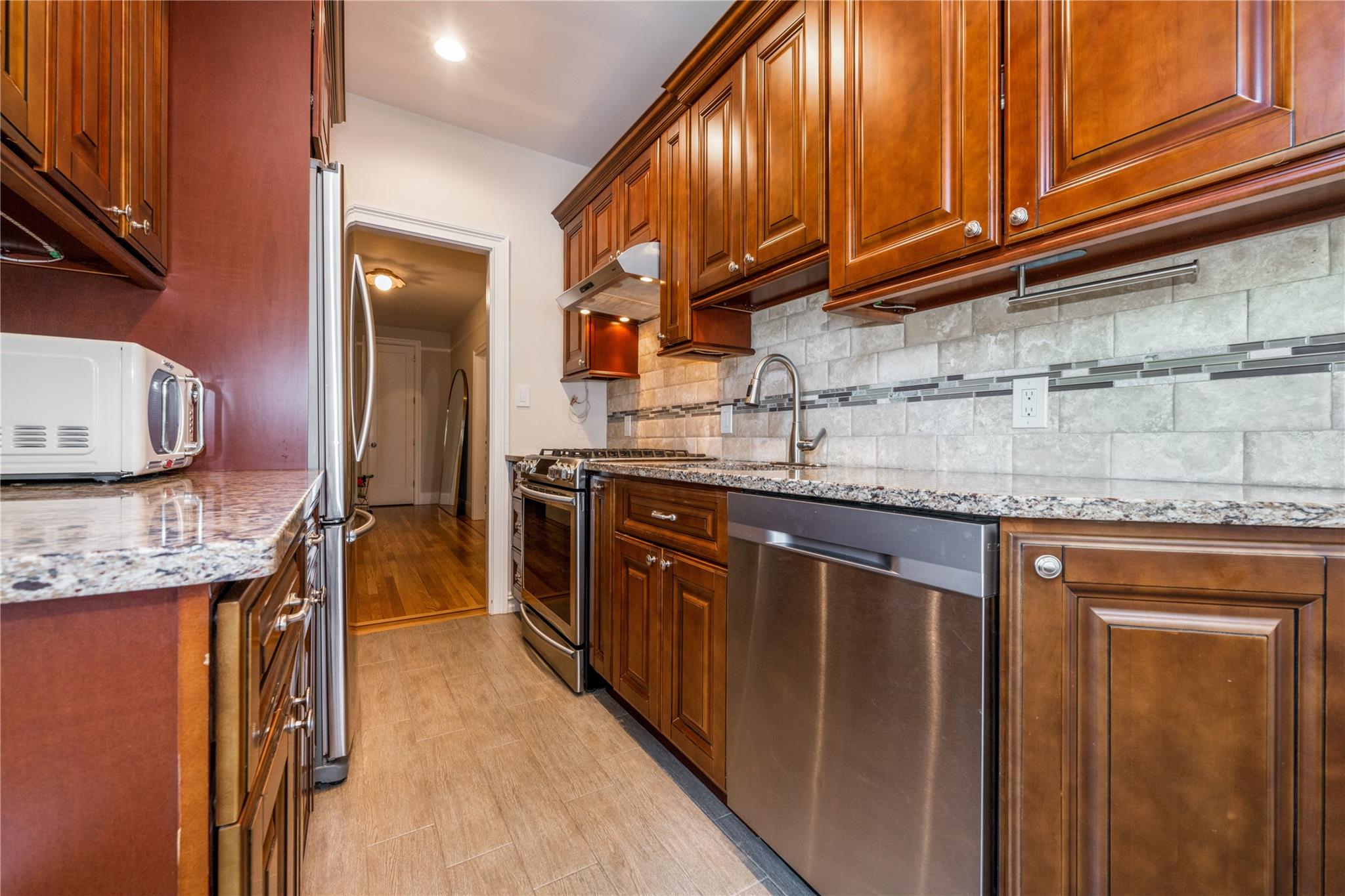 #7 photo, 12 Hamilton Place, Garden City , NY 11530