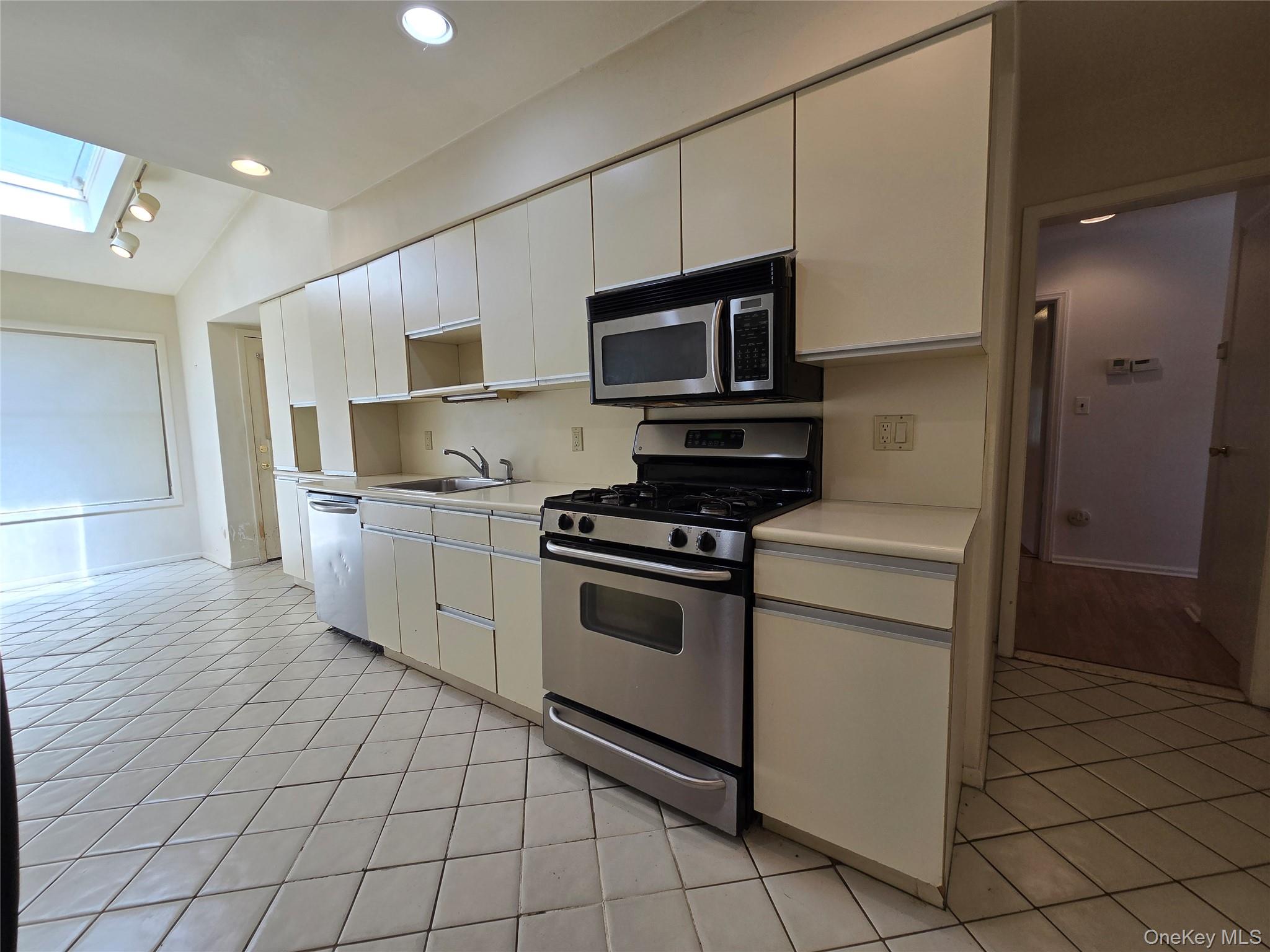 #14 photo, 2 Leonard Drive, ナッソー郡 East Rockaway , NY 11518