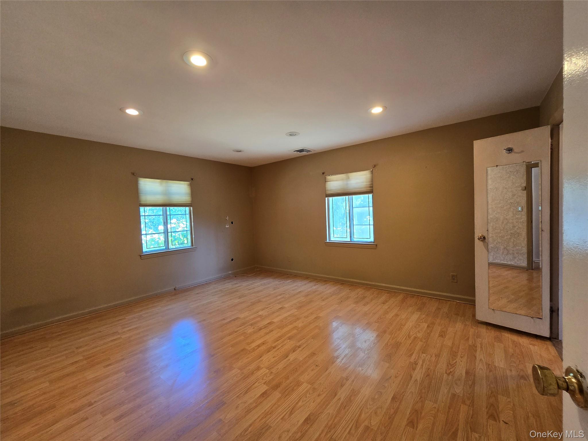 #16 photo, 2 Leonard Drive, ナッソー郡 East Rockaway , NY 11518