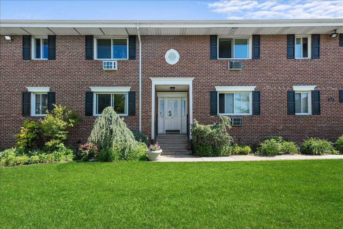 #2 photo, 200 Merrick Road, サフォーク郡 Amityville , NY 11701