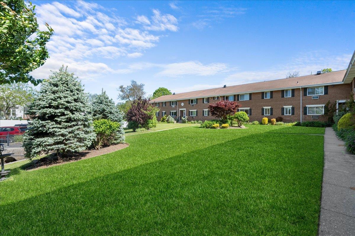 #4 photo, 200 Merrick Road, サフォーク郡 Amityville , NY 11701